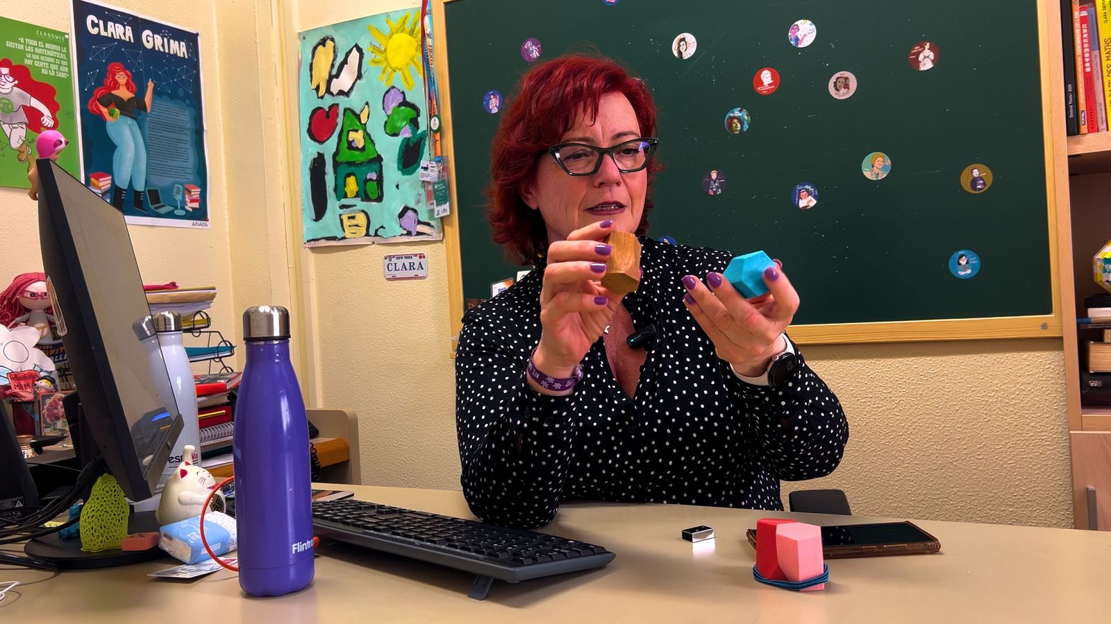 Clara Grima sostiene un escutoide, la forma geométrica descubierta por un equipo de científicos sevillanos que revolucionó el estudio de los tejidos celulares