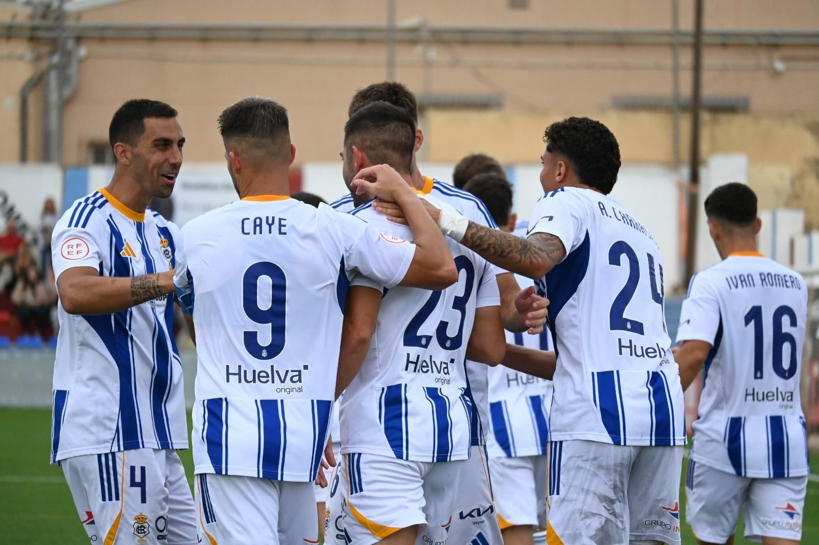 Los jugadores del Recre celebran el gol de Roni en el Ángel Celdrán.
