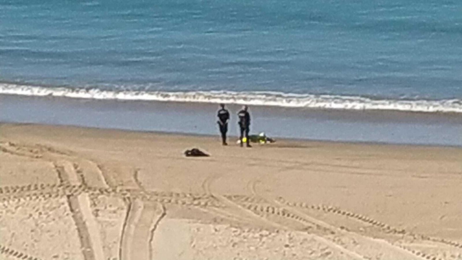El cadáver del tripulante fallecido, custodiado por la Policía Nacional.