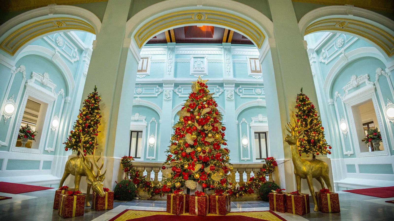 Decoración del interior del Ayuntamiento de San Fernando para la Navidad