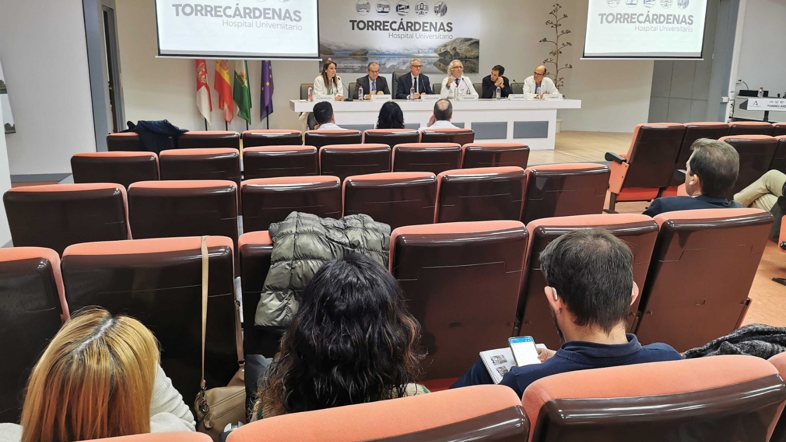 Las jornadas fueron inauguradas por el delegado Territorial de Salud y Consumo, Juan de la Cruz Belmonte; el director gerente del Hospital Universitario Torrecárdenas, Manuel Vida; Estrella Navarro, directora médica del Hospital; Juan Moreno, presidente de la Asociación Andaluza de Urología. M´ñas de cien profesionales a nivel nacional han participado