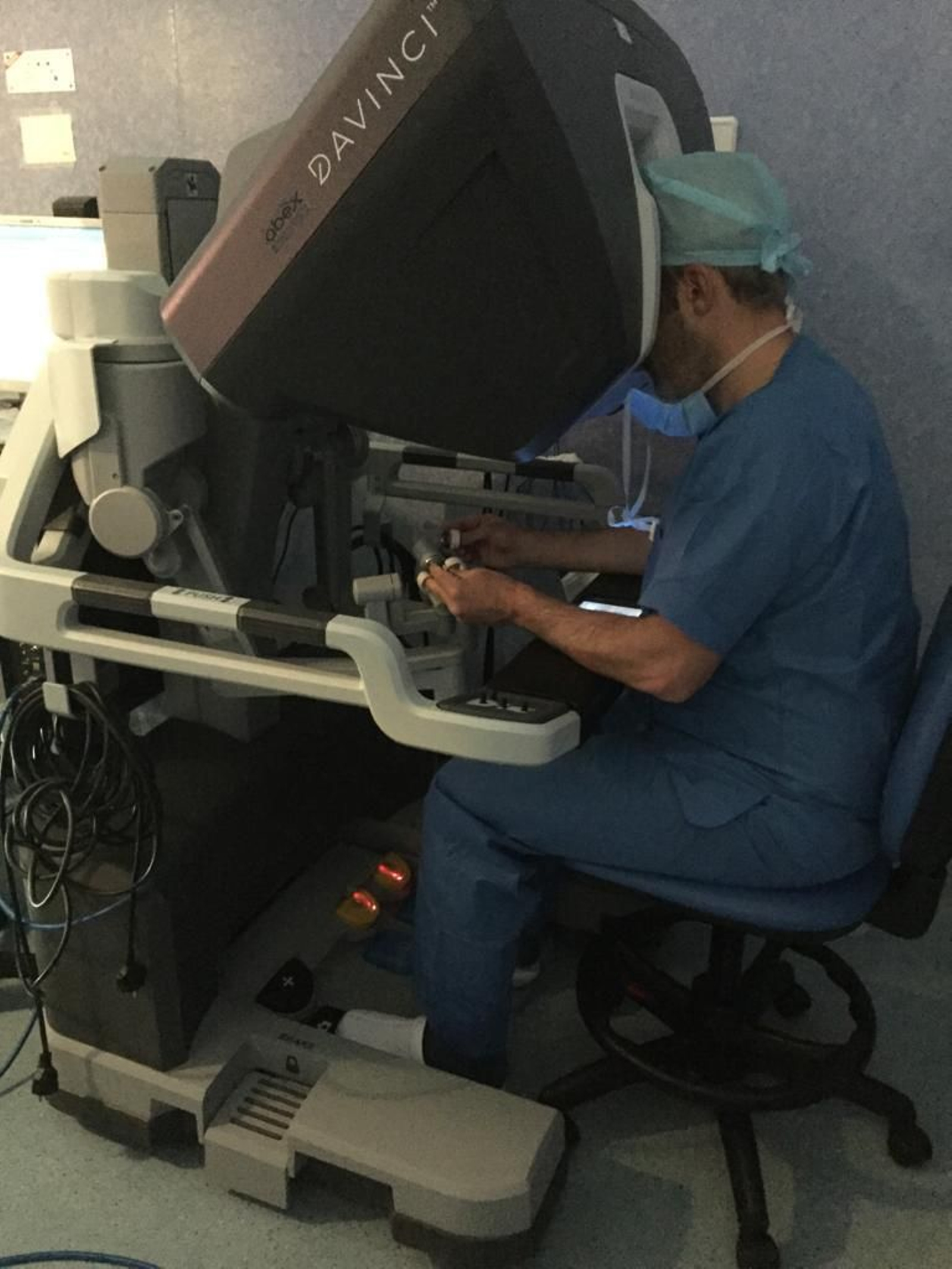 El especialista durante la intervención con el robot quirúrgico más extendido en el mundo y que se maneja con los dedos
