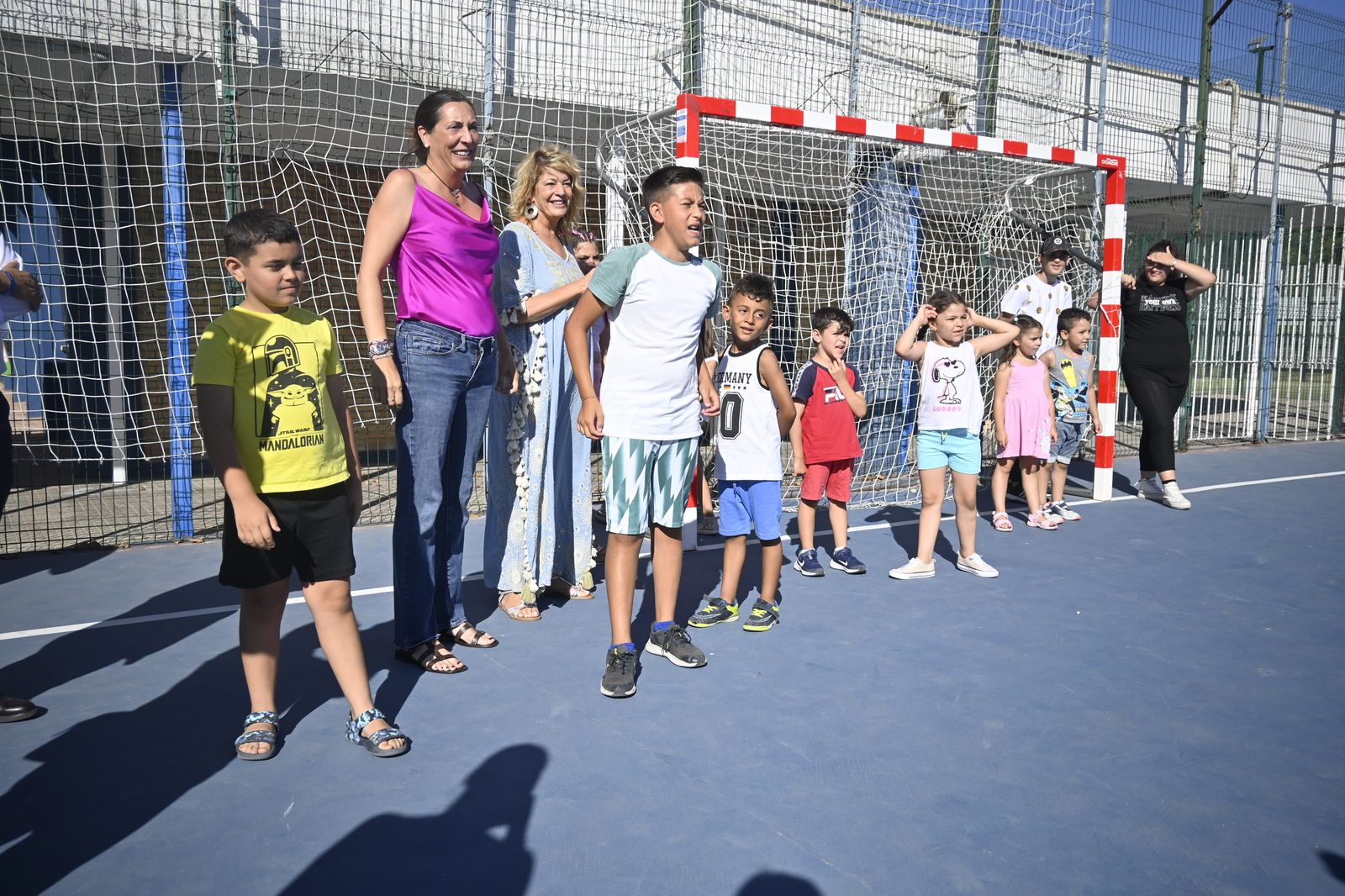 Loles López y Pilar Miranda visitan la escuela de verano del Distrito V, en imágenes