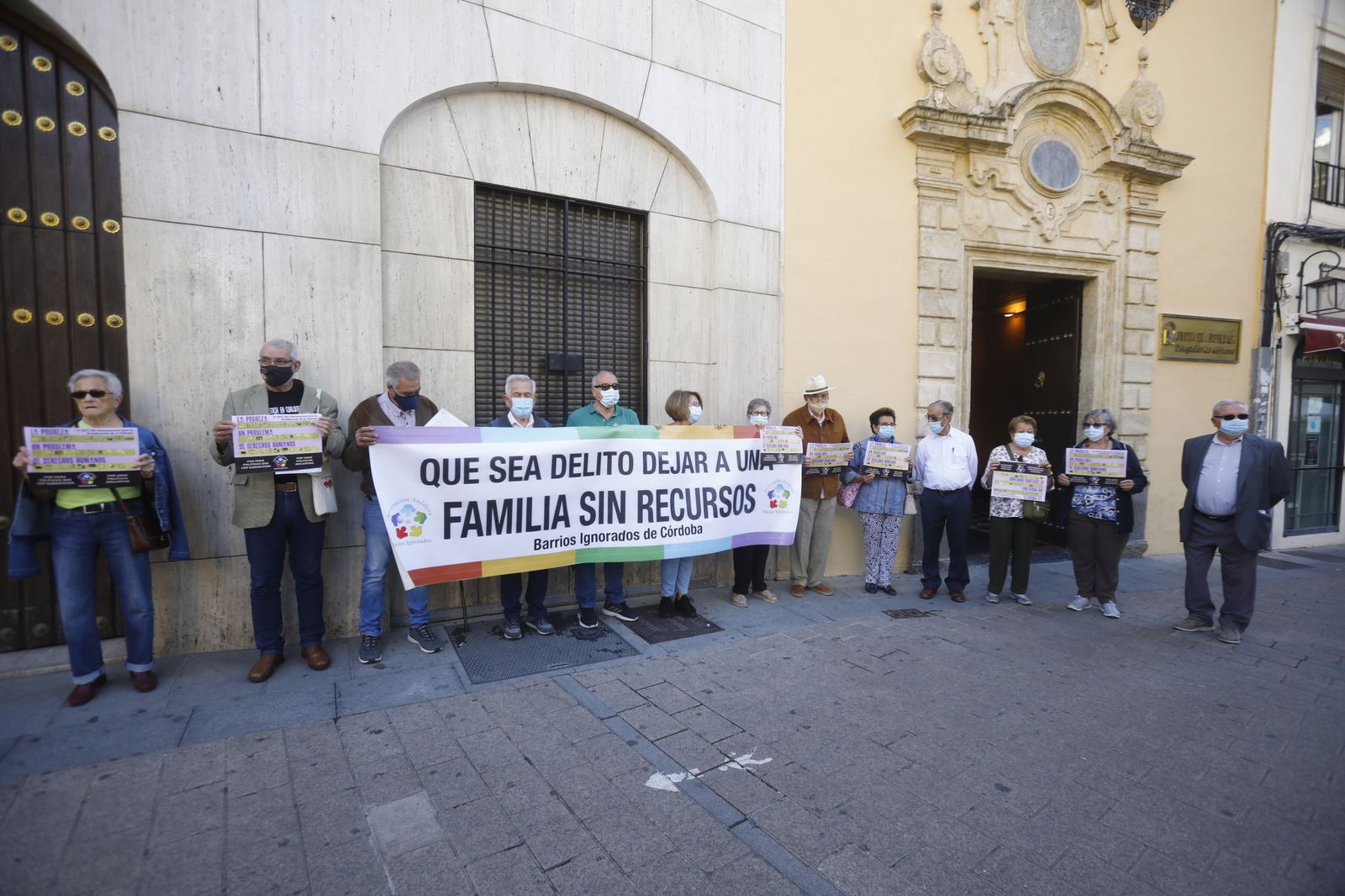 Concentración de los barrios ignorados de Córdoba delante de la Delegación del Gobierno andaluz.