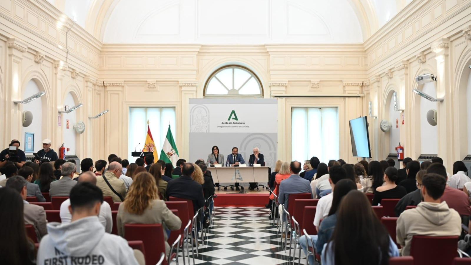 Los alumnos de prácticas en el acto de bienvenida
