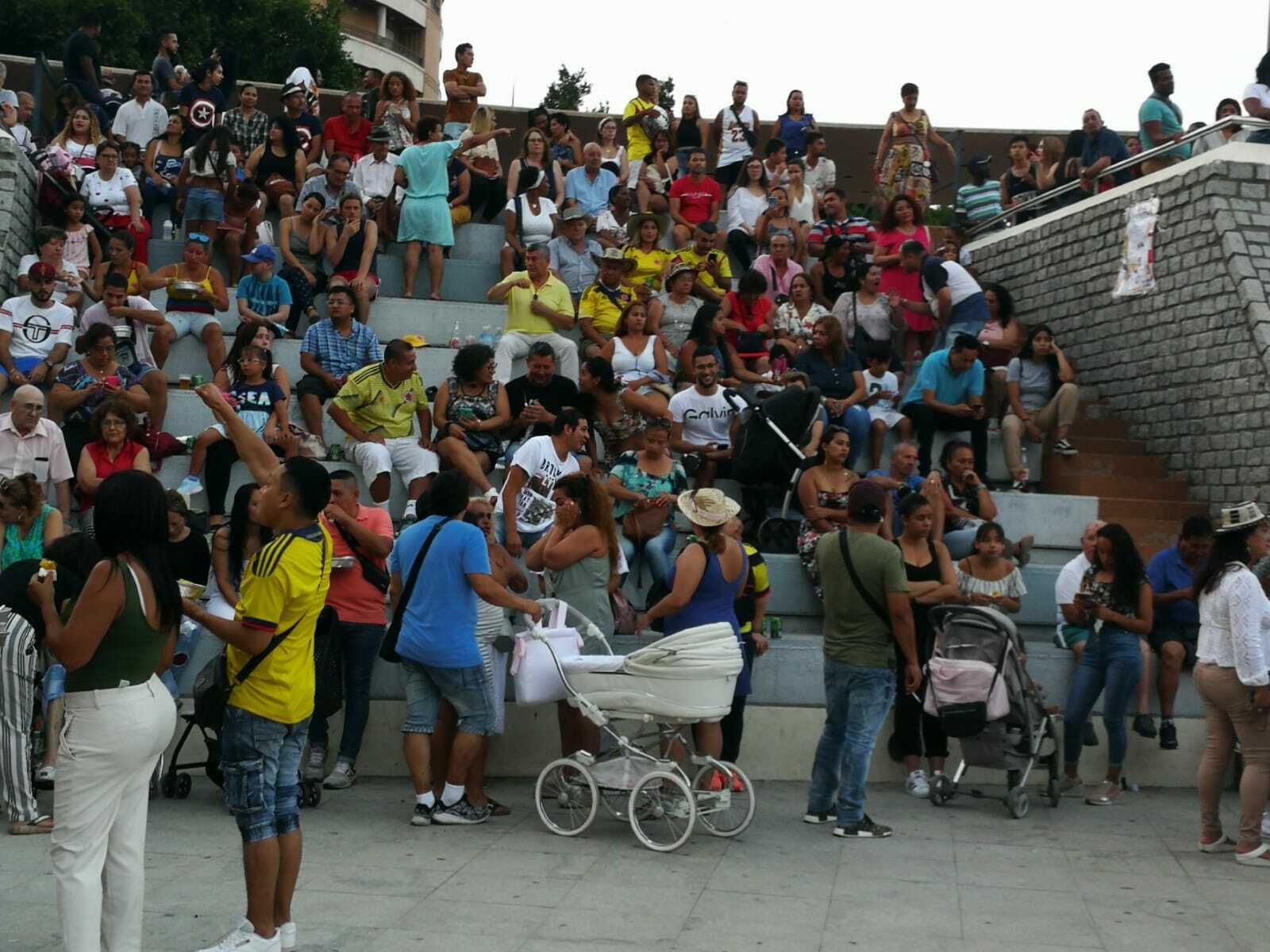 Cientos de colombianos celebraron su día en el anfiteatro.