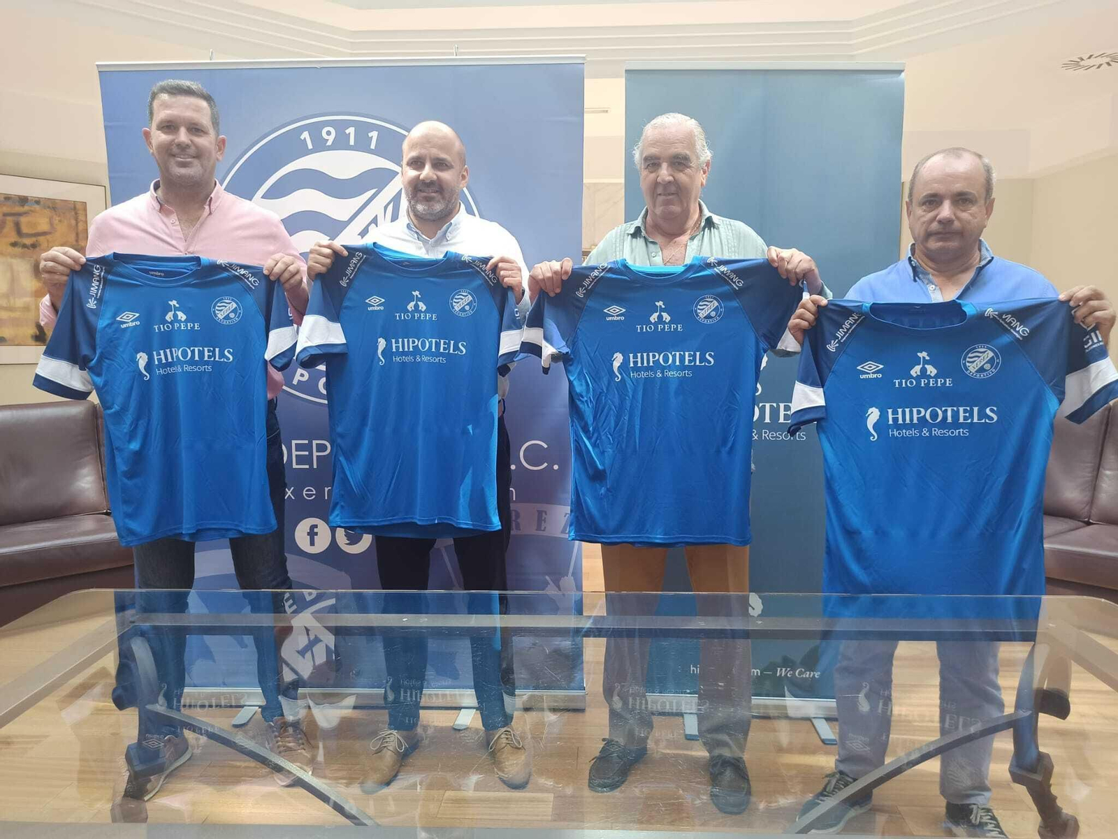 Gabriel Bover e Ignacio de la Calle, junto a Jesús Viloita y Juan Carlos Corchado tras el anuncio del acuerdo.