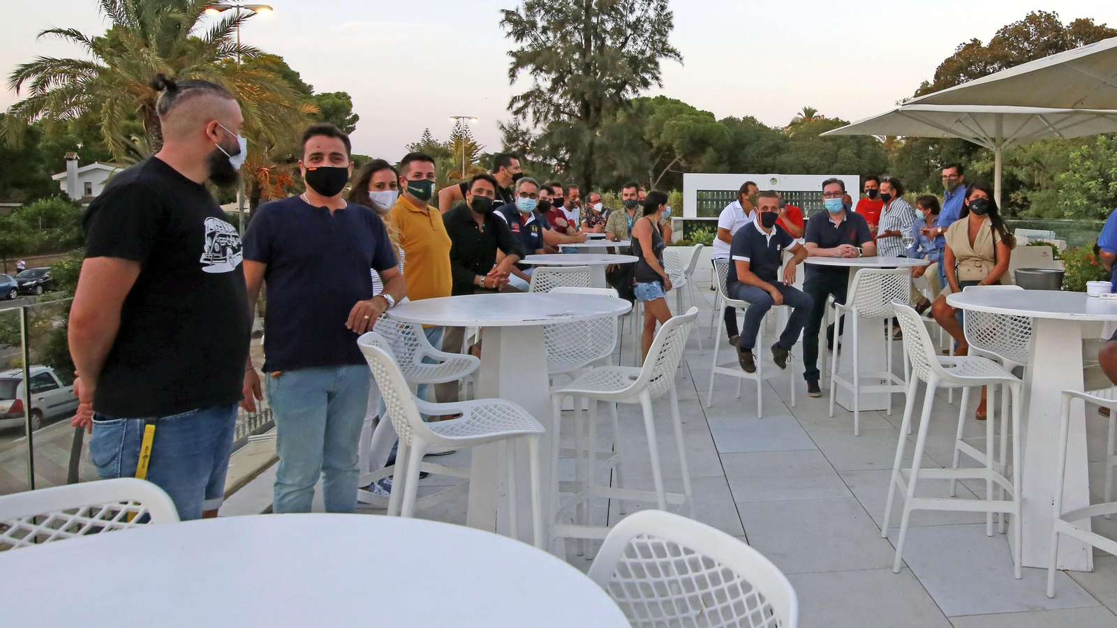 Integrantes de la 'plataforma del ocio nocturno jerezano', constituida hoy.
