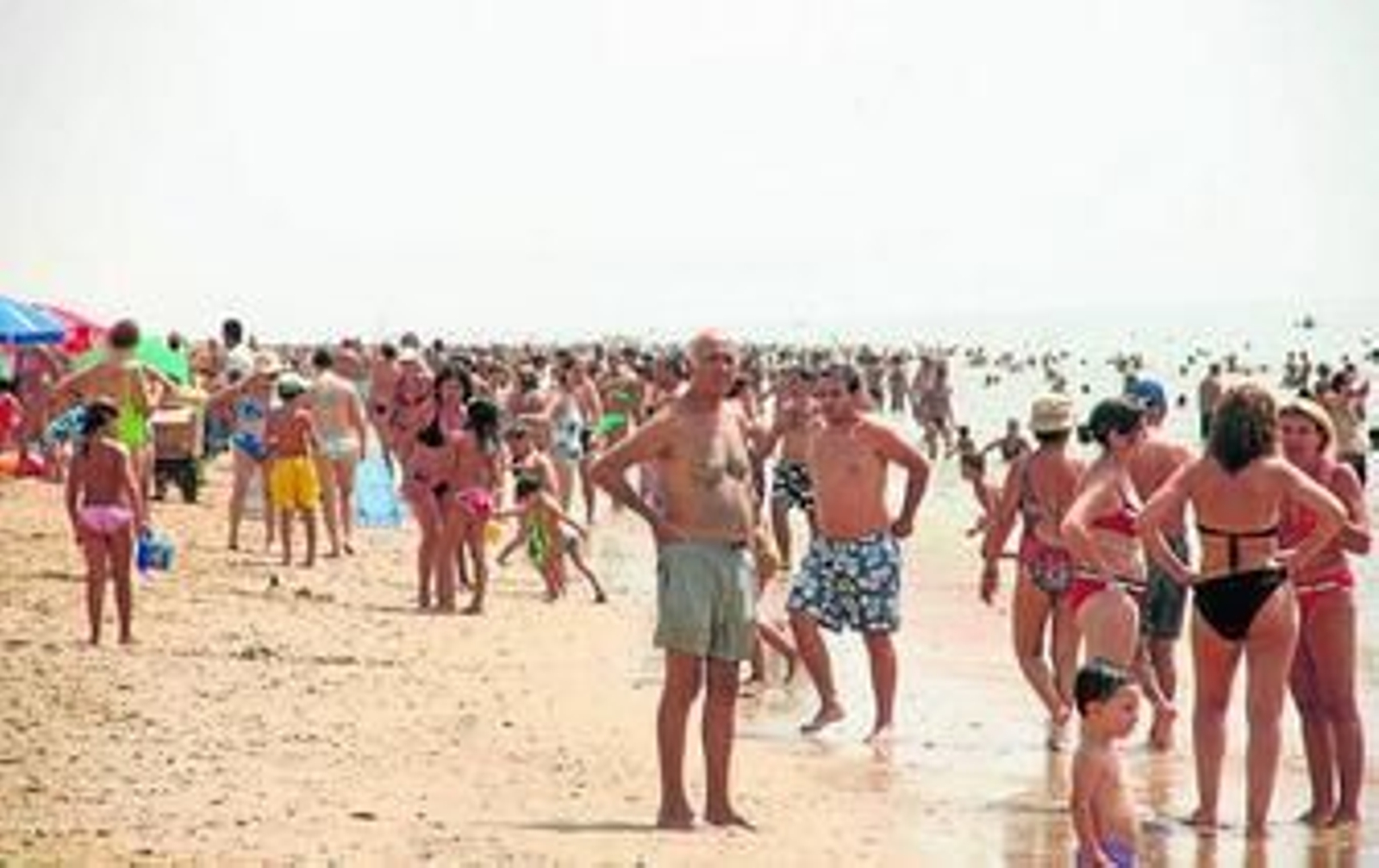 La oferta de sol y playa de la provincia de Huelva multiplica en verano la población de la costa.