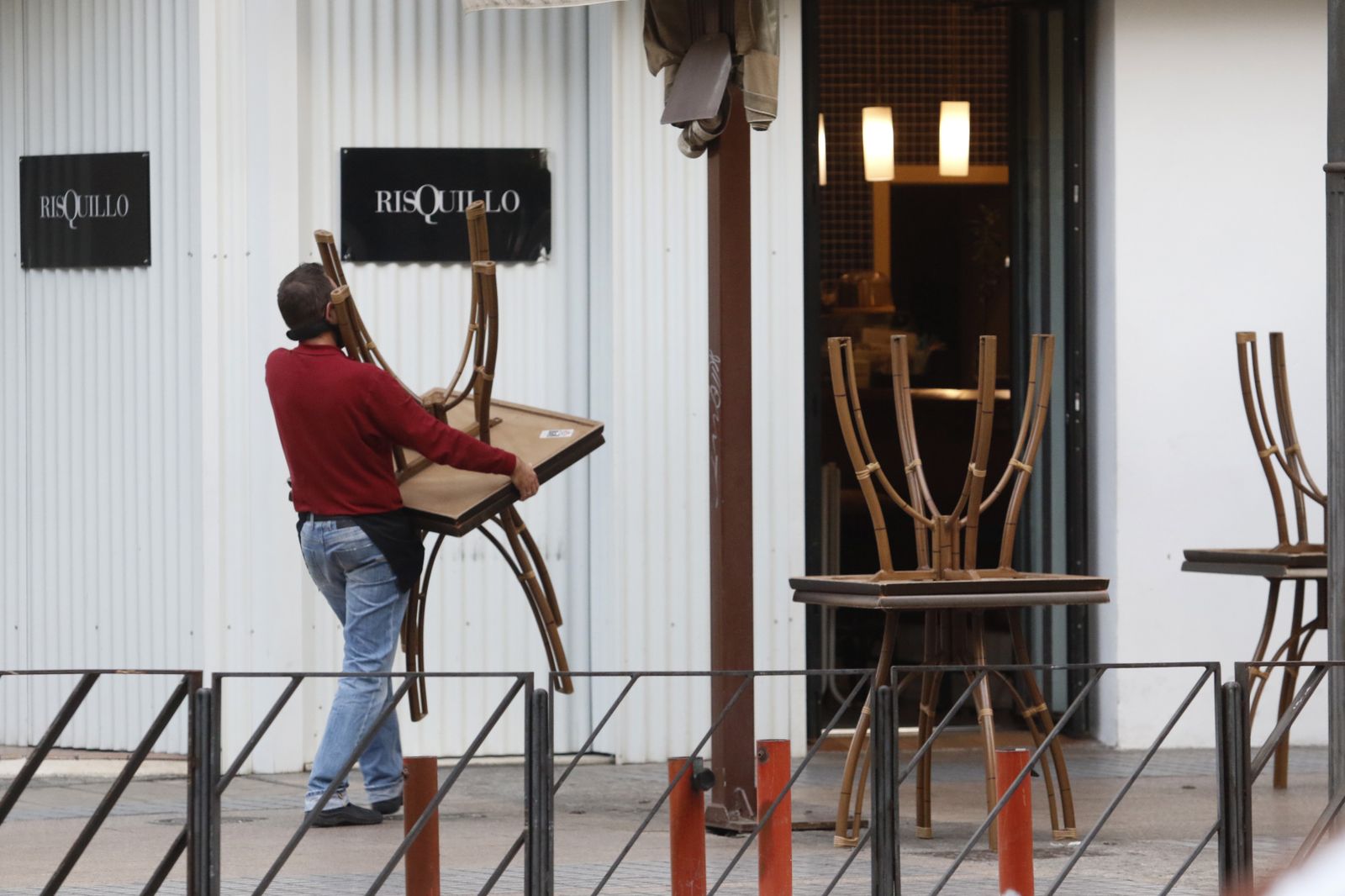 La primera tarde de cierre de bares y comercio en Córdoba, en fotografías