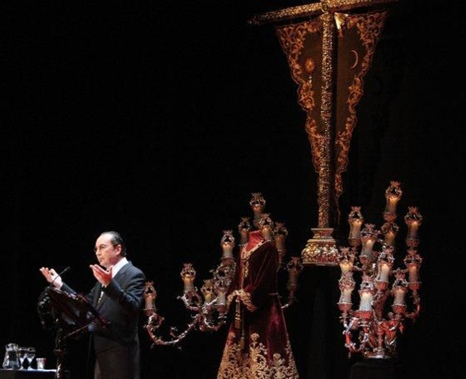 José Juan Gallardo ofreció un magnífico Pregón de Semana Santa en el Villamarta. Ampliamente aplaudido, el pregonero hizo de su condición flamenca uno de los ejes de la obra que declamó durante dos horas.

Foto: Vanesa Lobo