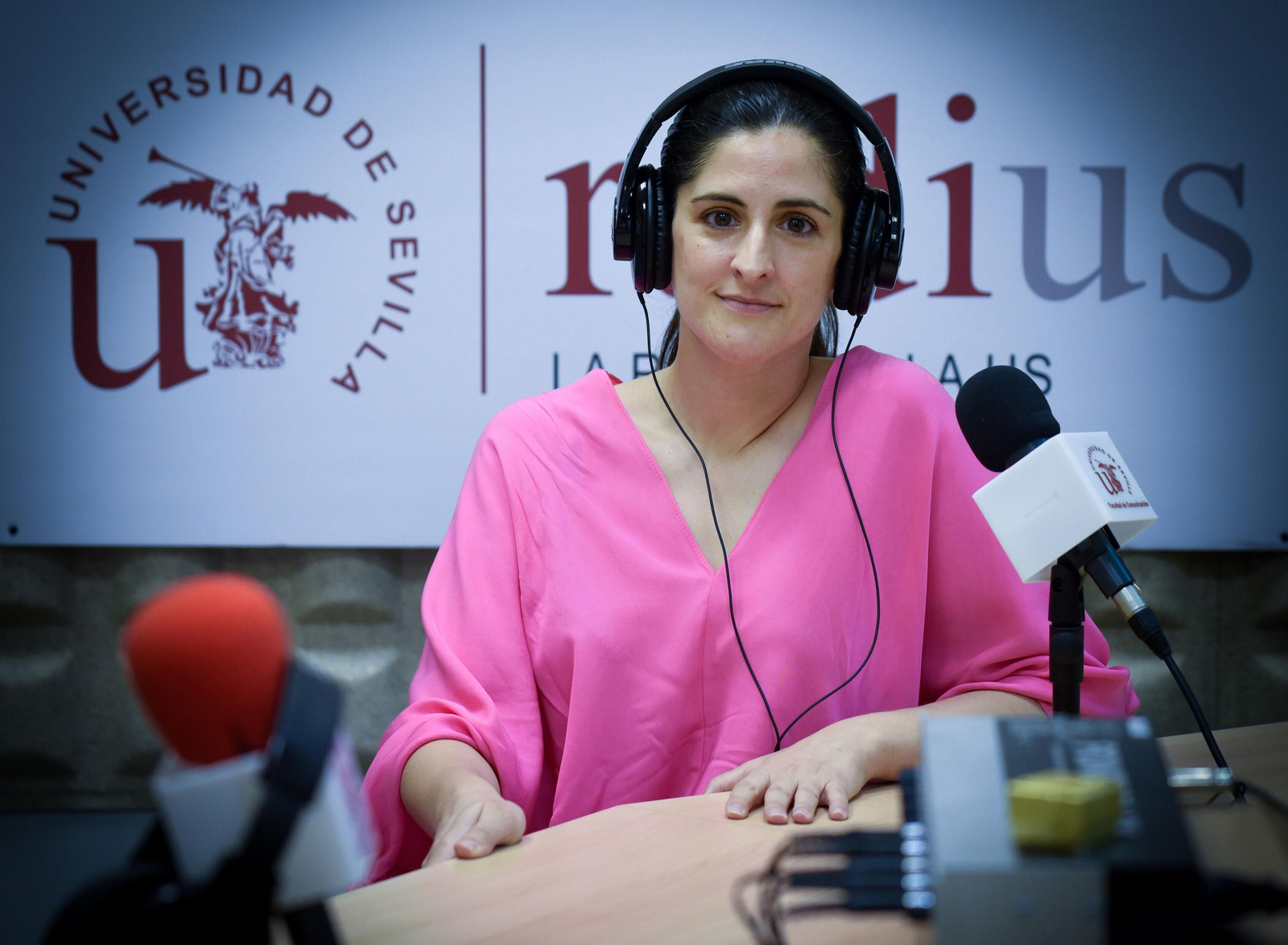 Cristina Moya en el estudio de la radio de la Universidad de Sevilla, Radius.