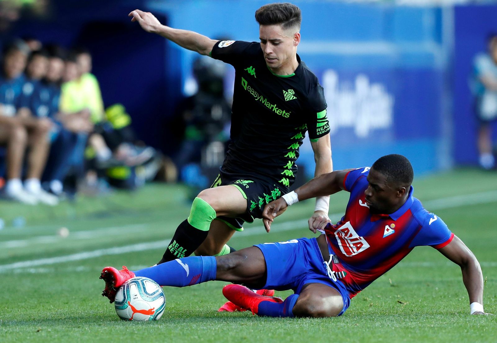 Pape Diop evita el avance de Álex Moreno.