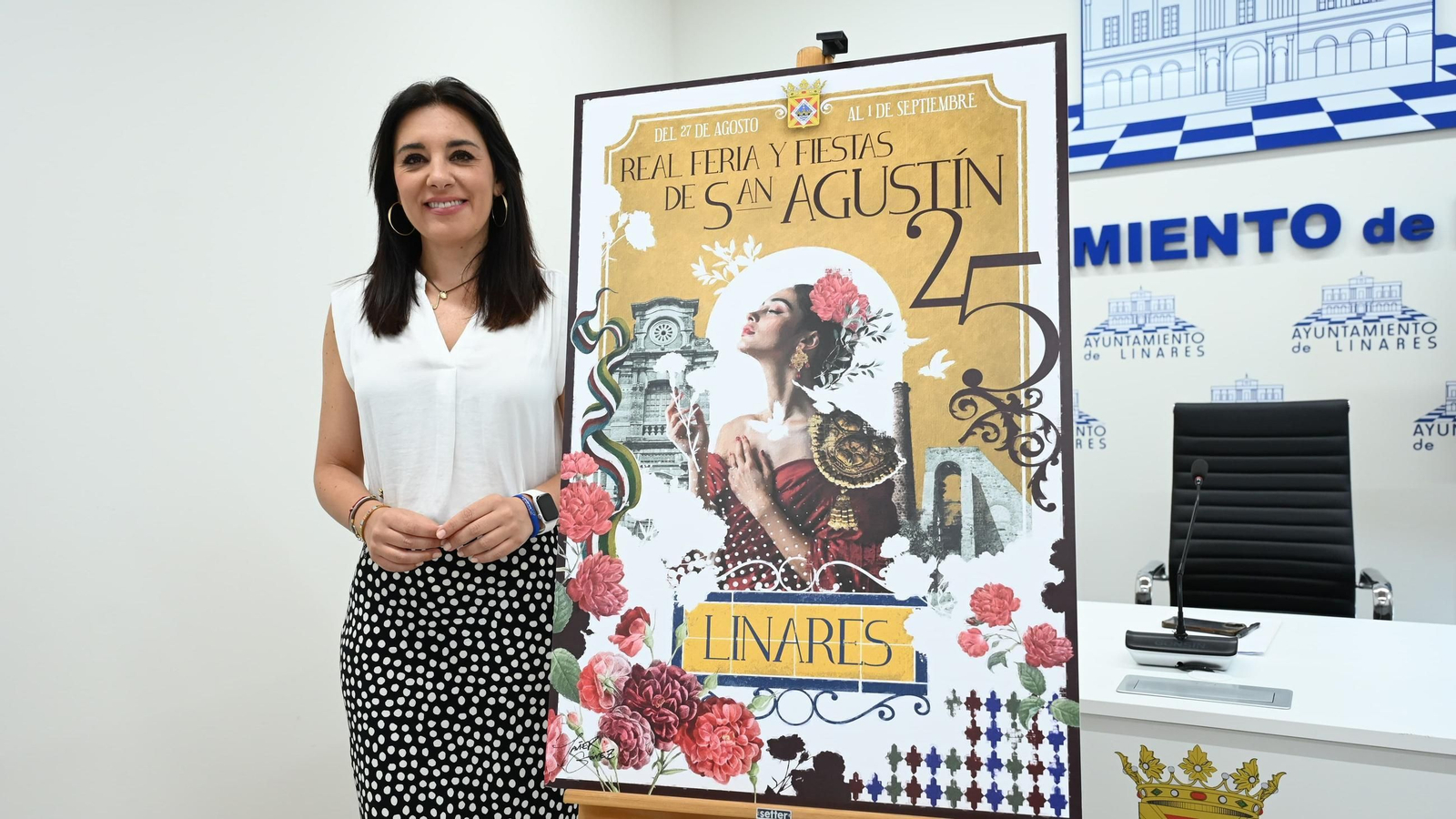 La concejala de Festejos, Susana Ferrer, junto al cartel anunciador de las fiestas.