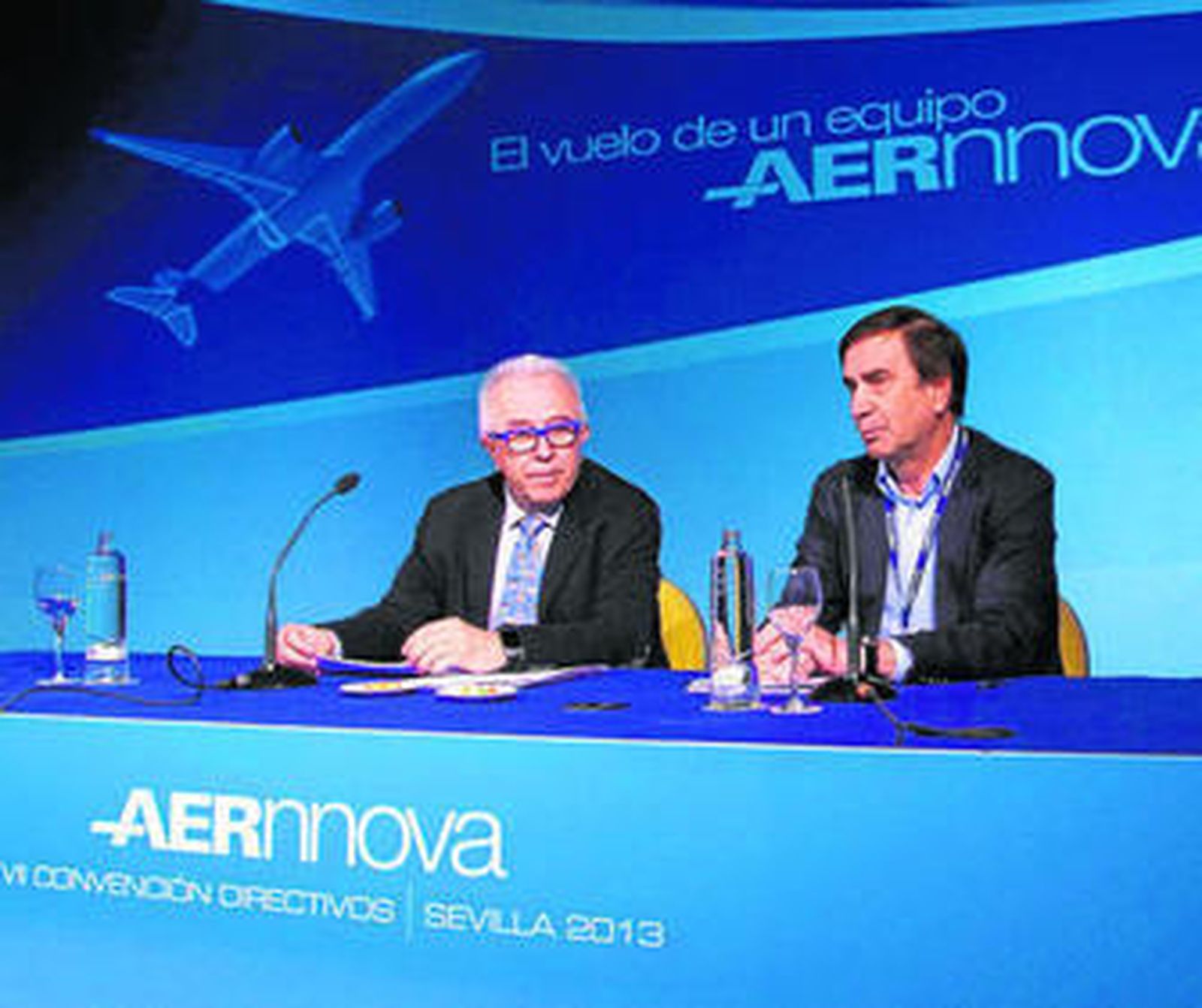 El consejero de Economía, José Sánchez Maldonado, y el presidente de Aernnova, Iñaki López Gandásegui.