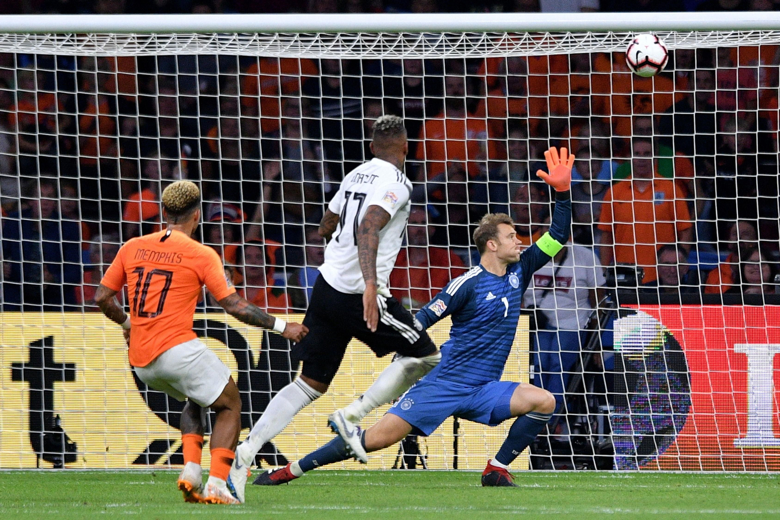 Neuer se estira pero no llega al zapatazo de Depay.