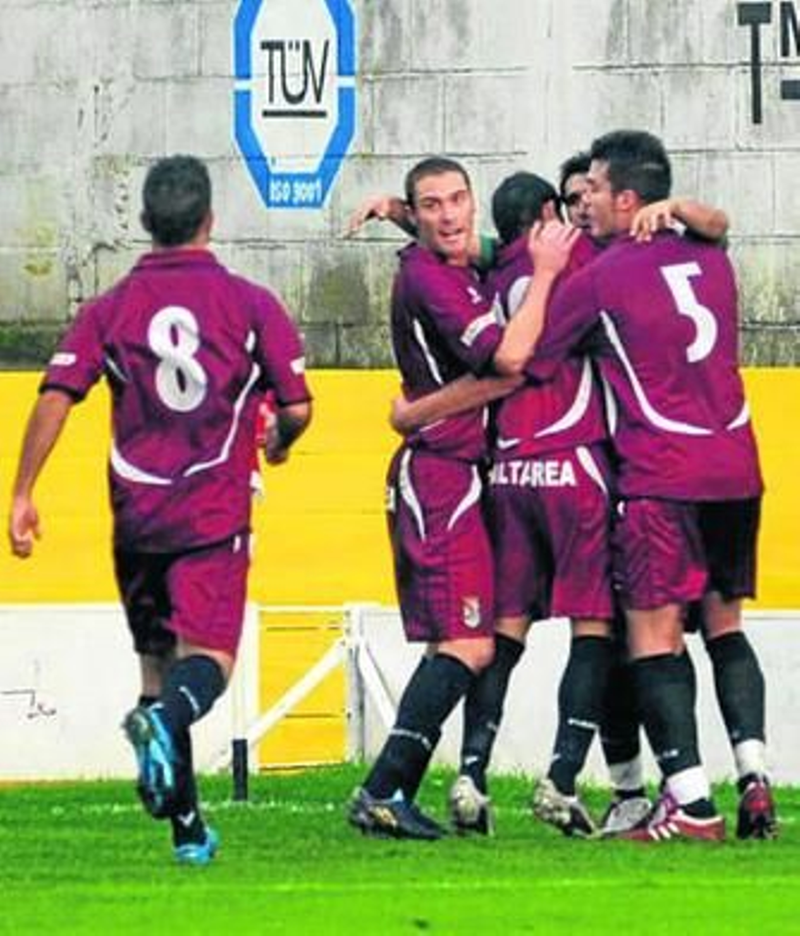 Los jugadores del Puerto Real celebran el tanto del empate.