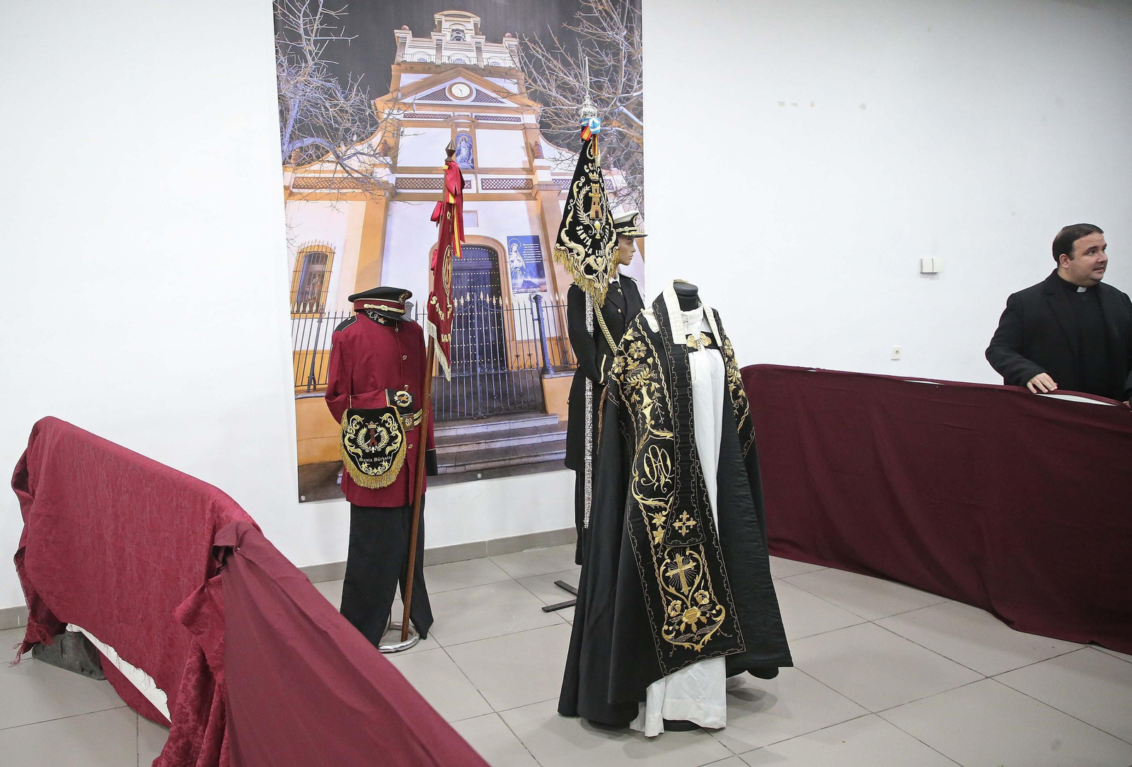 Fotos de la exposición de enseres cofrades en La Línea