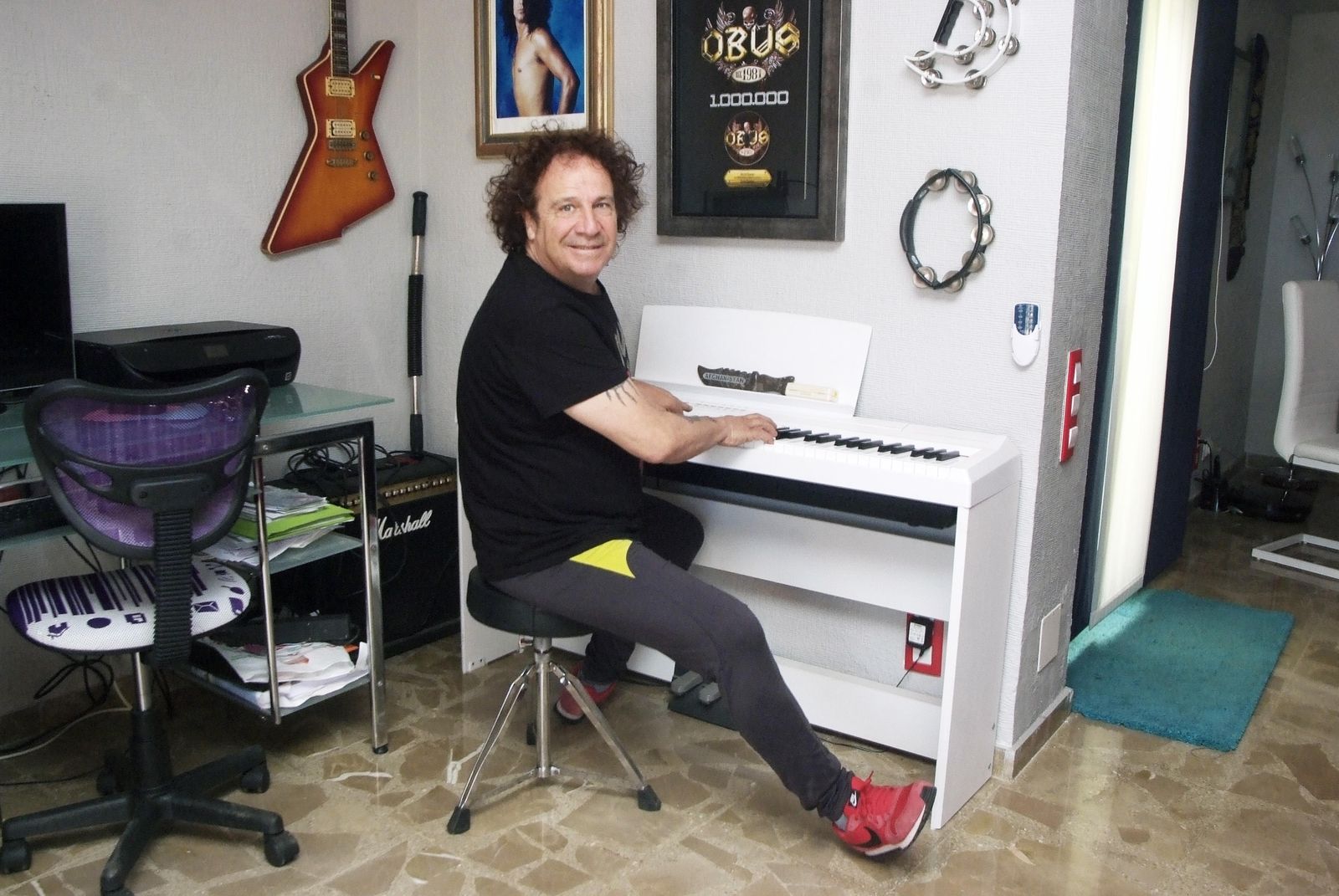 Fortu Sánchez en una sala de su casa de Aguadulce, donde suele tocar el piano.