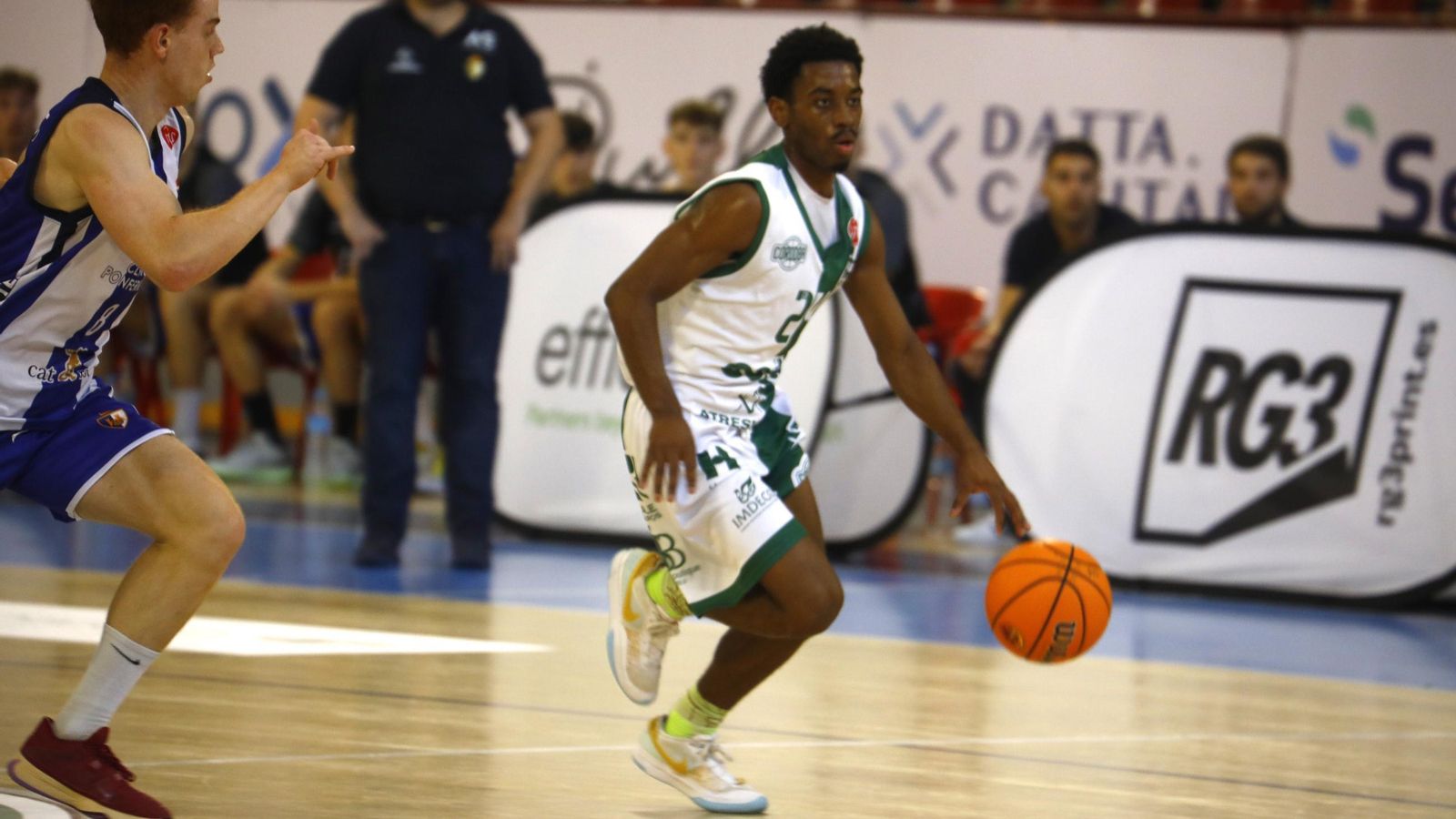 Donell Nixon II sube la pelota en un partido del Coto Córdoba.