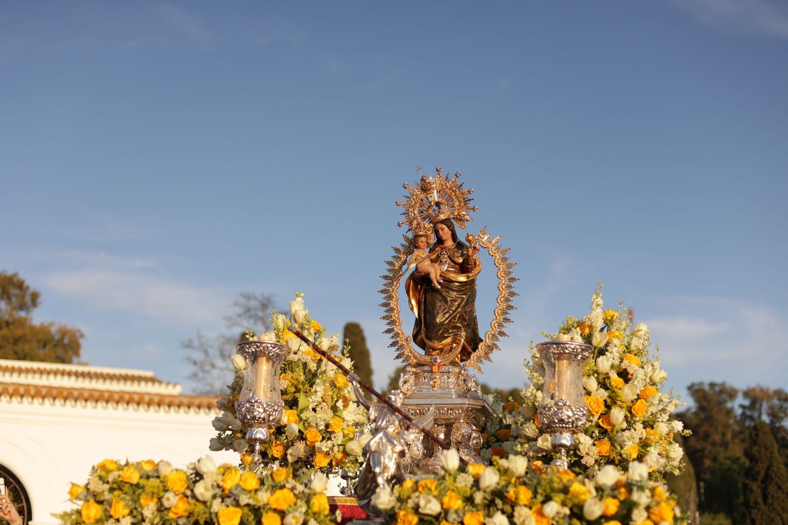 La Virgen de la Cinta en su salida por el santuario.