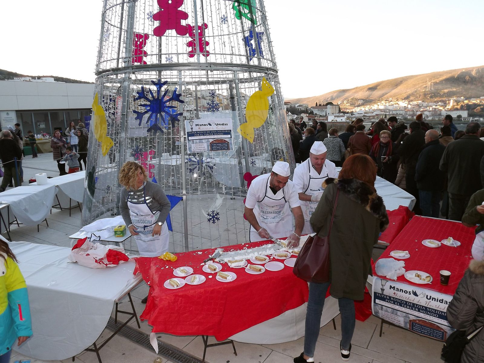 Se repartieron 570 raciones de este gigantesco roscón solidario, que guardaba en su interior 300 regalos.