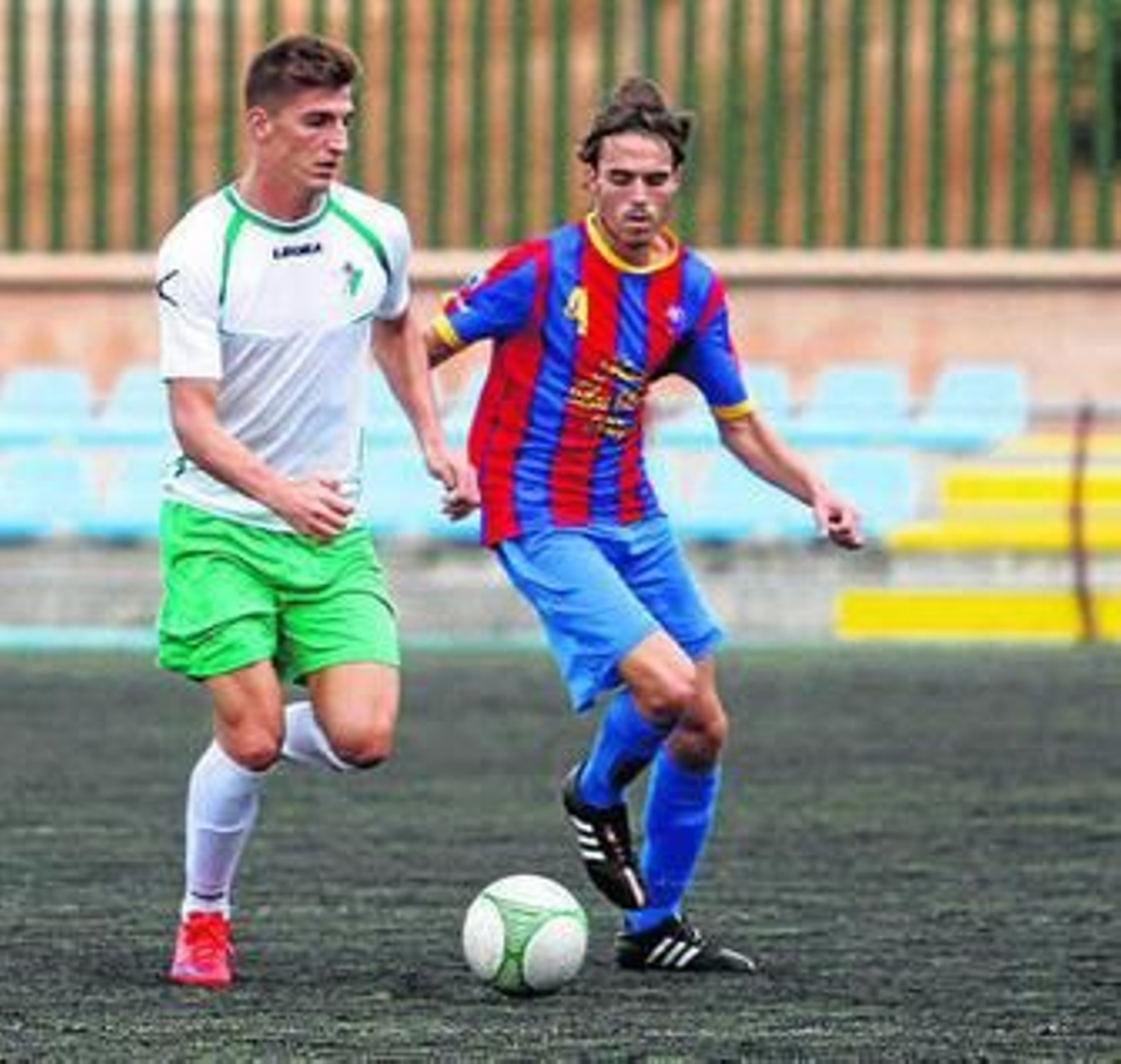 Luis Olalla, que fue expulsado, conducer el cuero.