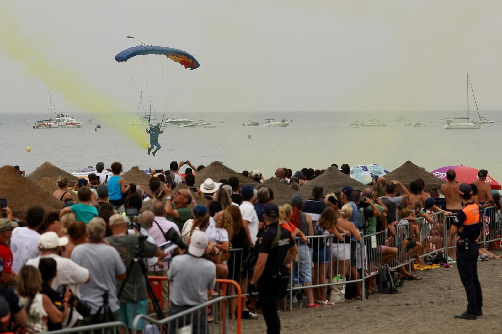 El festival acrobático áereo de Torre del Mar, en imágenes