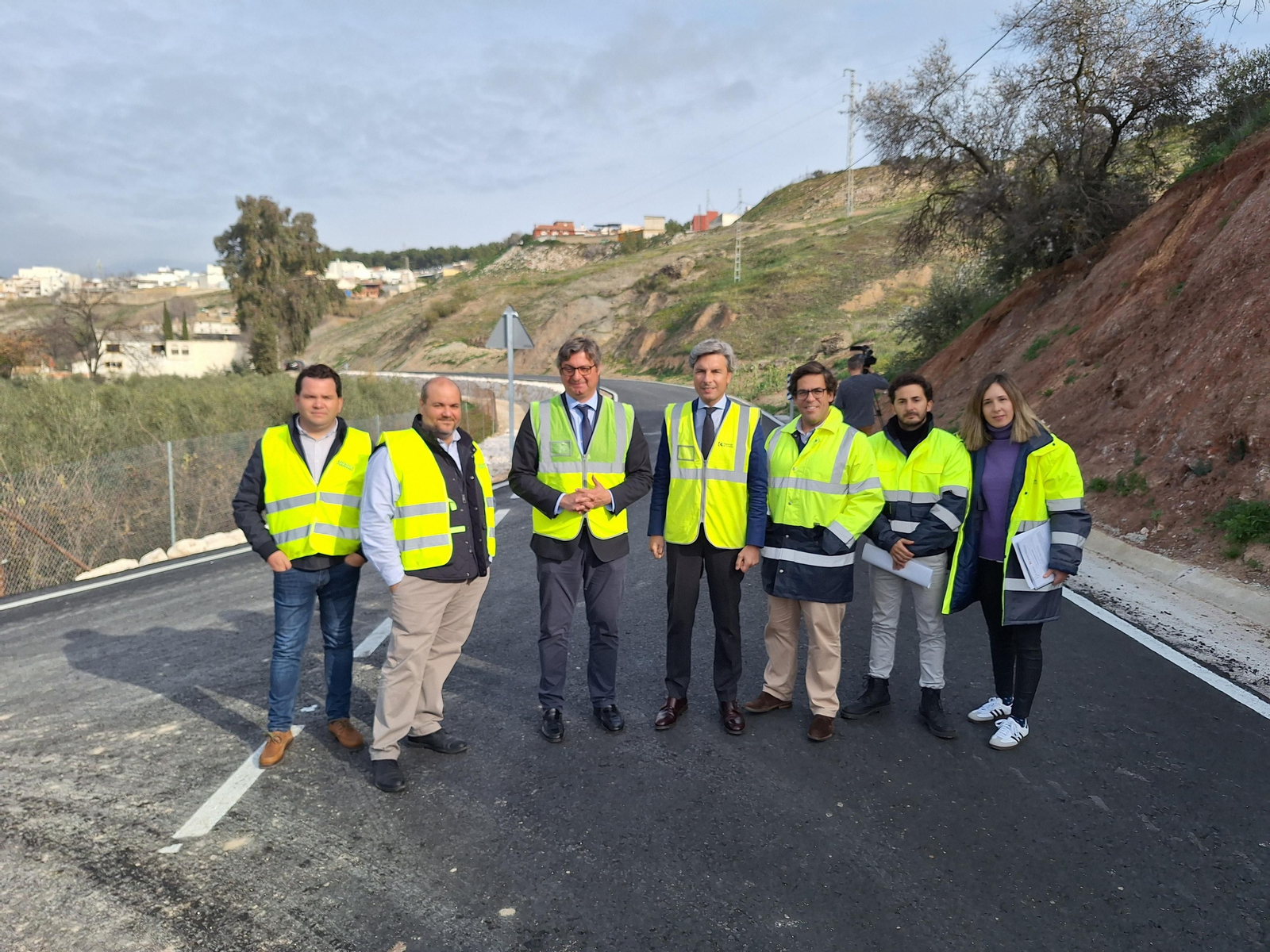 Sergio Velasco y Andrés Lorite, en el centro, en la carretera del Río de Oro de Puente Genil.