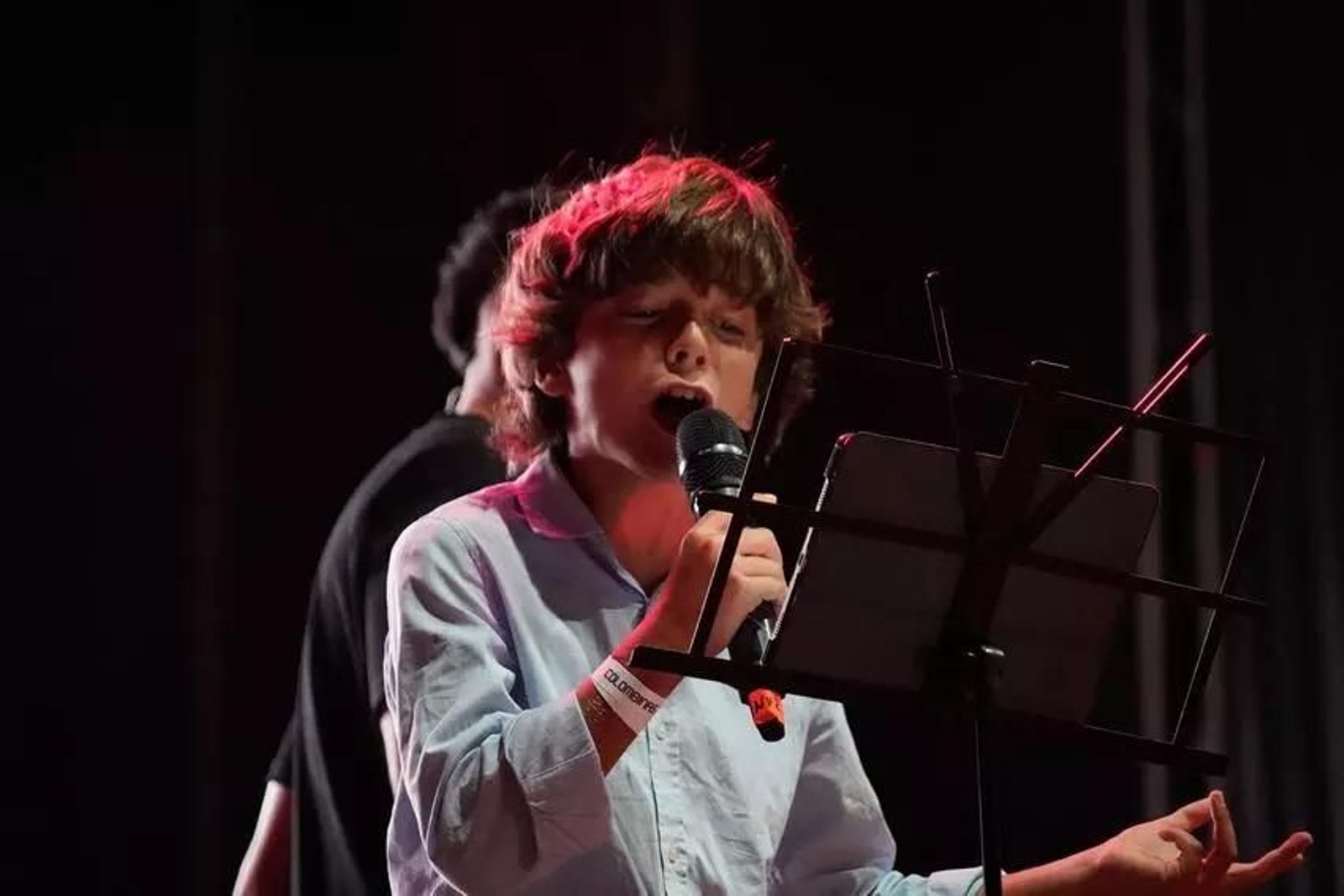 Martín Sánchez en el escenario de las Colombinas durante el concierto de Omar Montes.