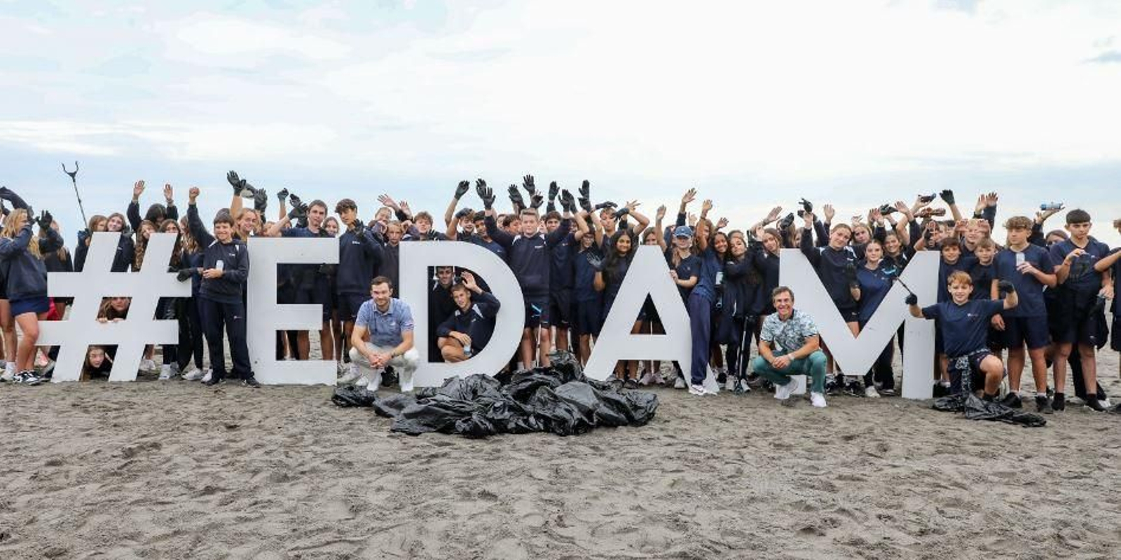 Los niños de la International School, con Nicolai Højgaard y Thorbjørn Olesen.