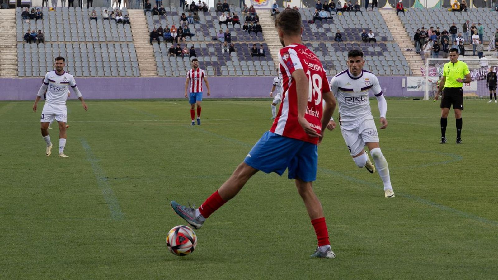 Fernando presiona la salida de balón de uno de los centrales almerienses.
