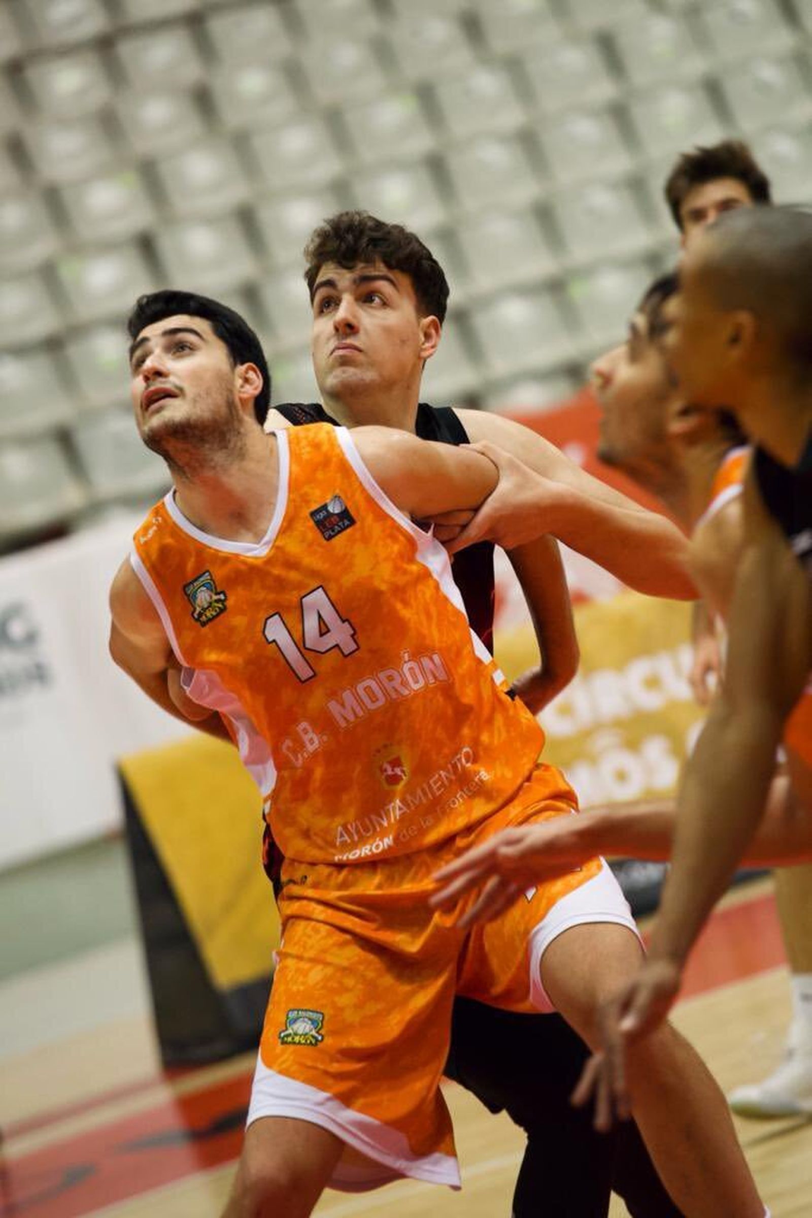 Alejandro Rodríguez, del Morón, pelea por ganar la posición.