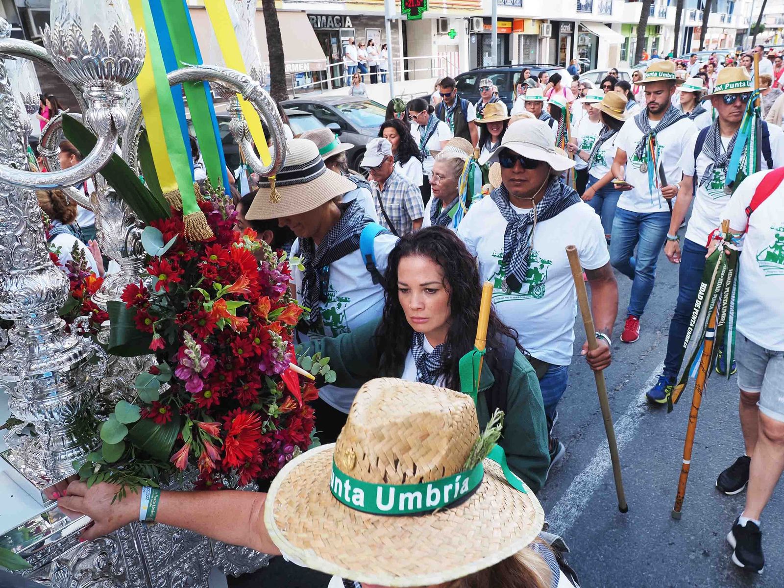 Salida de la Hermandad de Punta Umbría hacia El Rocío.
