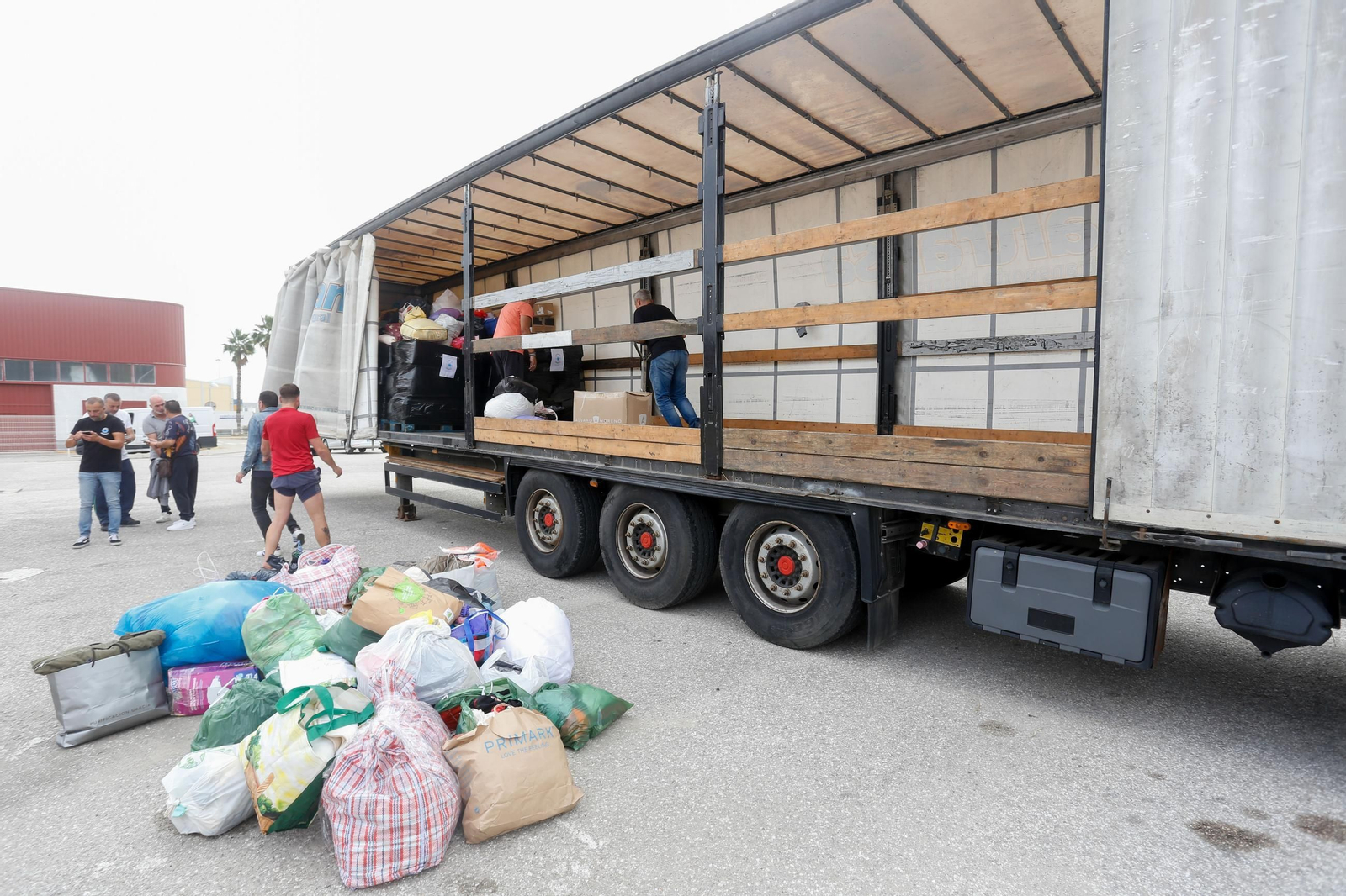 Fotos de la recogida de alimentos y enseres para ayudar a los afectados por la DANA en Valencia
