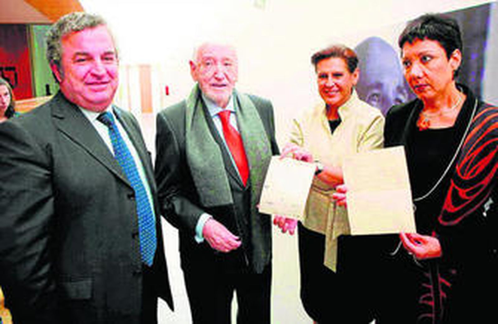 Salvador Pendón (izqda), Carlos Bousoño, Rosa Torres y Ruth Bousoño, en 2007, en la presentación de la venta del archivo para el Centro del 27.