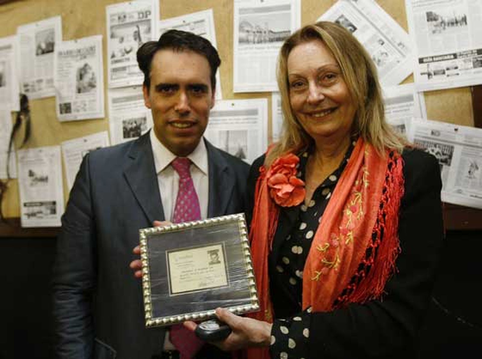 Al término del pregón Rafael Navas hizo entrega a la viuda de Agustín Merello, Kitty Pastor, del primer carnet del periodista en la revista ‘Cruzados’.

Foto: Fito Carreto y Andrés Mora