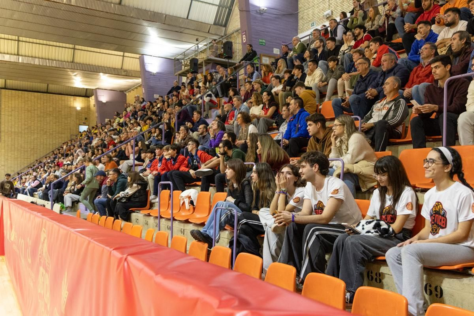 La Salobreja vibra con el derbi de la capital entre Jaén CB y Jaén FS, en imágenes