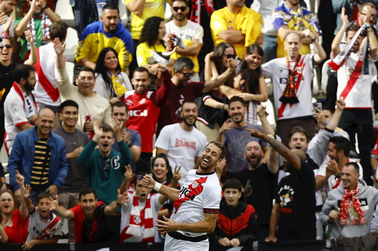 Lejeune celebra un gol del Rayo ante el Cádiz.