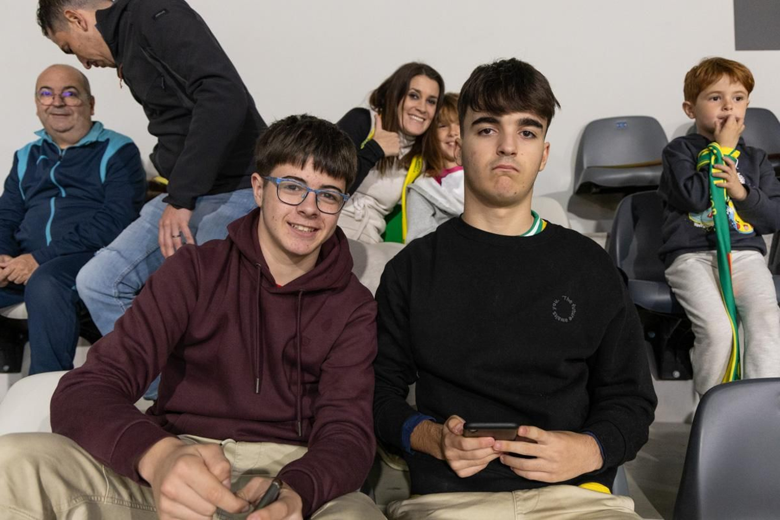 La fiesta amarilla en la goleada del Jaén FS al Barça, en imágenes