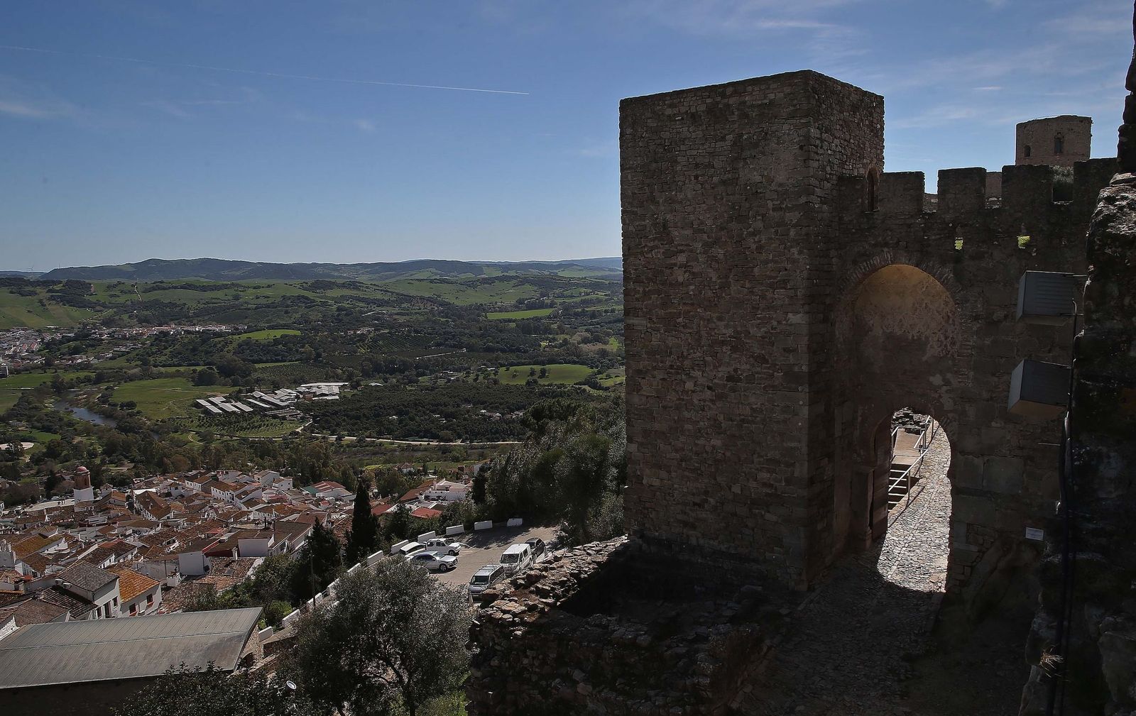 Vista del castillo de Jimena y el pueblo.