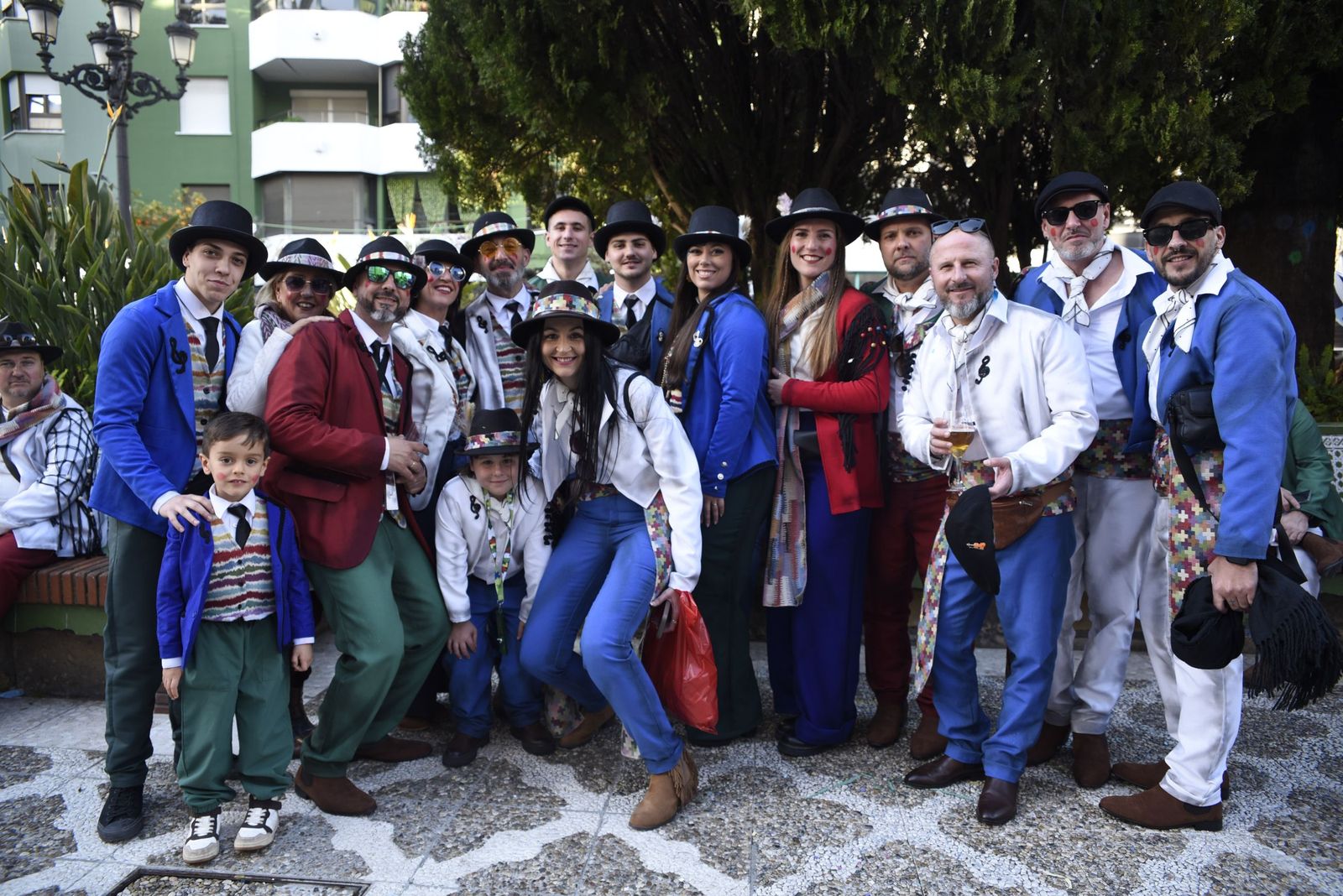 Búscate en las fotos de la fiesta en la calle del sábado en el Carnaval de la Concha Fina de La Línea