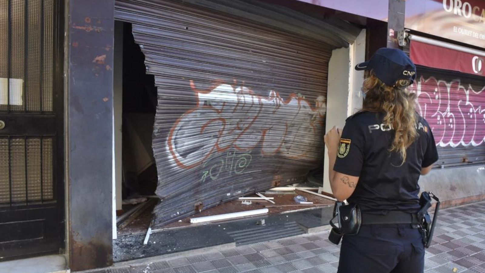 La persiana de seguridad, arrancada.