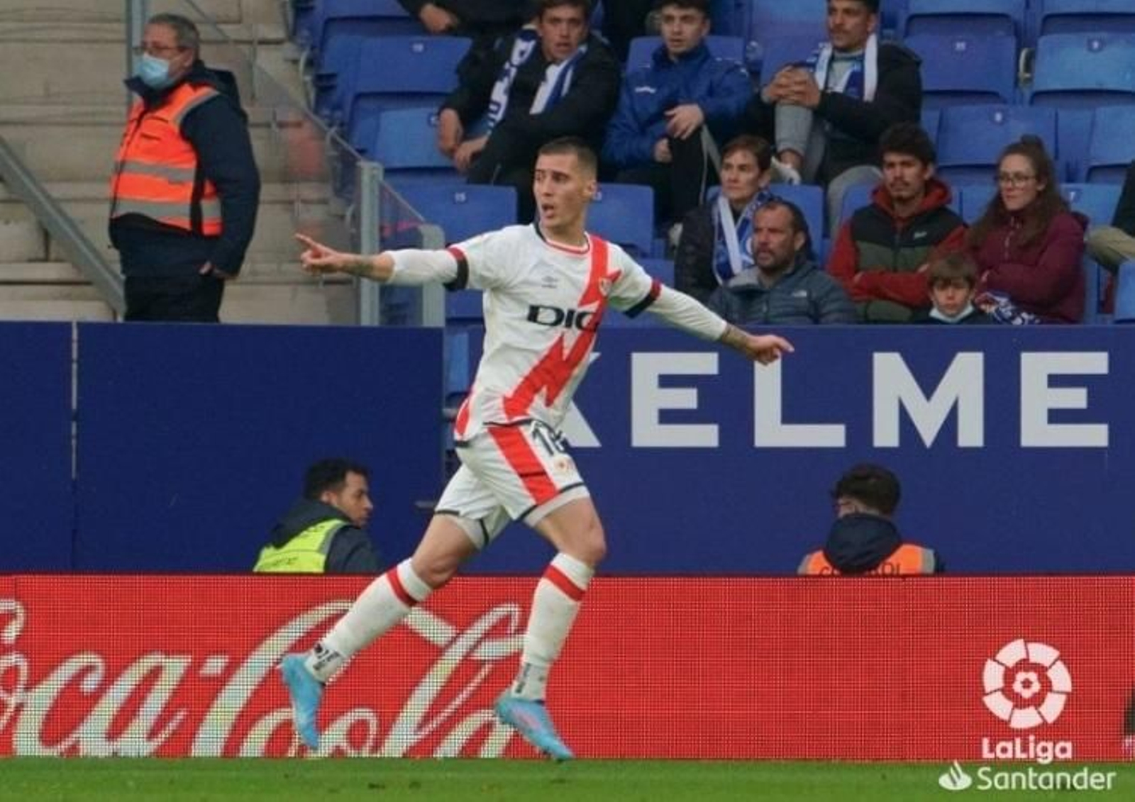 Sergi Guardiola celebra un gol con el Rayo la campaña pasada.
