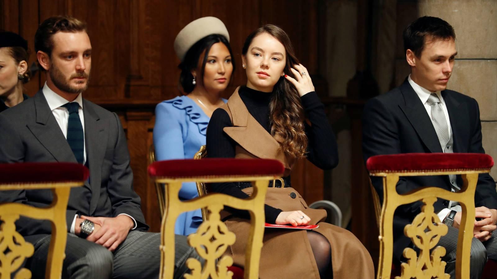 Alexandra, con su hermano Pierre (i.) y su primo Luis, en un acto oficial.