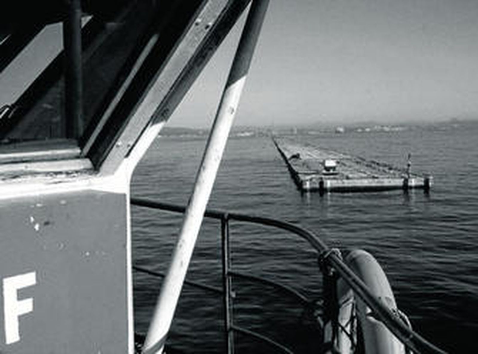 Imagen de archivo de una de las embarcaciones de Ecodragas trabajando junto al dique extento.