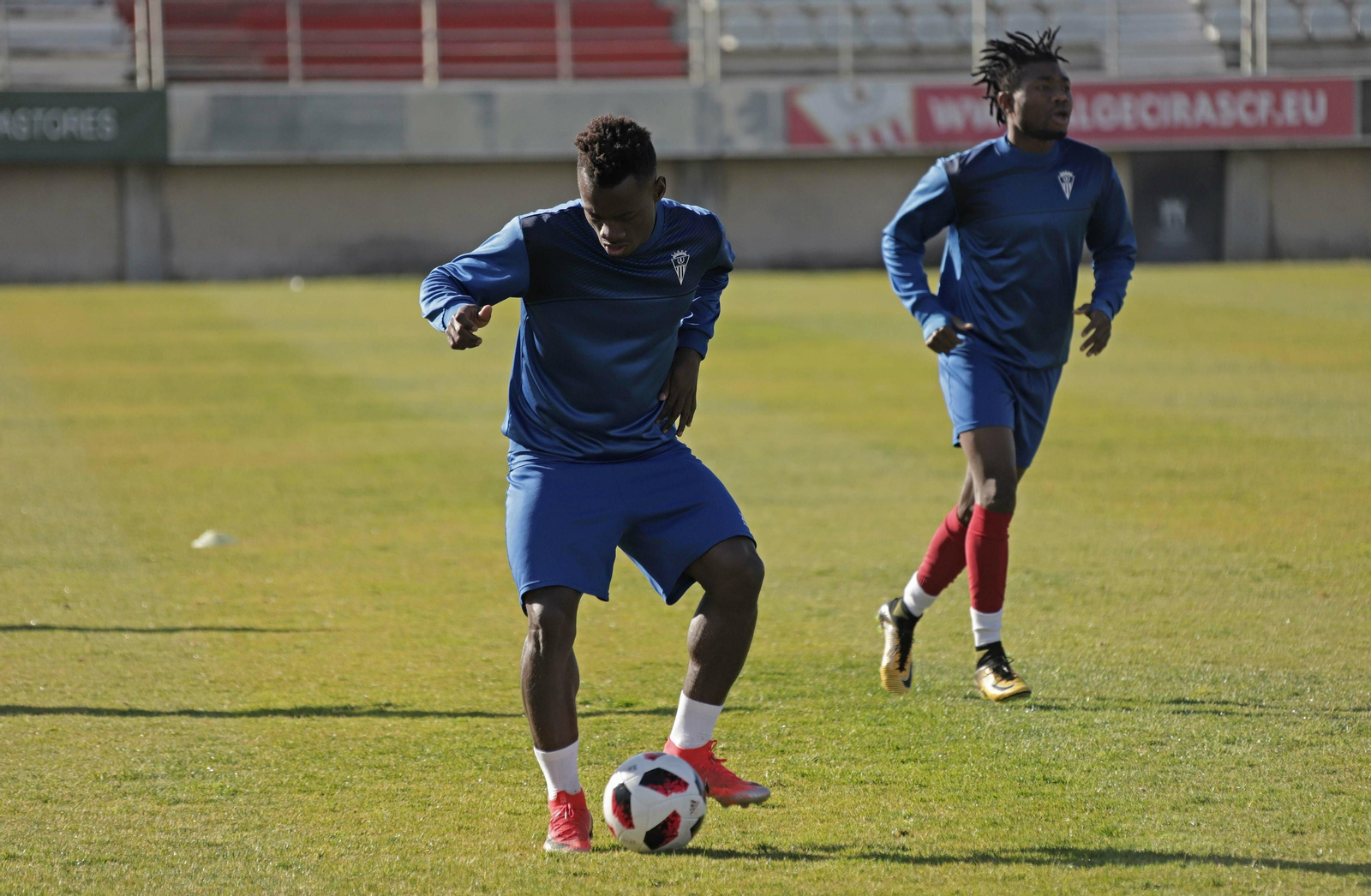 Los delanteros Eric y Karim, durante un entrenamiento en el Nuevo Mirador.