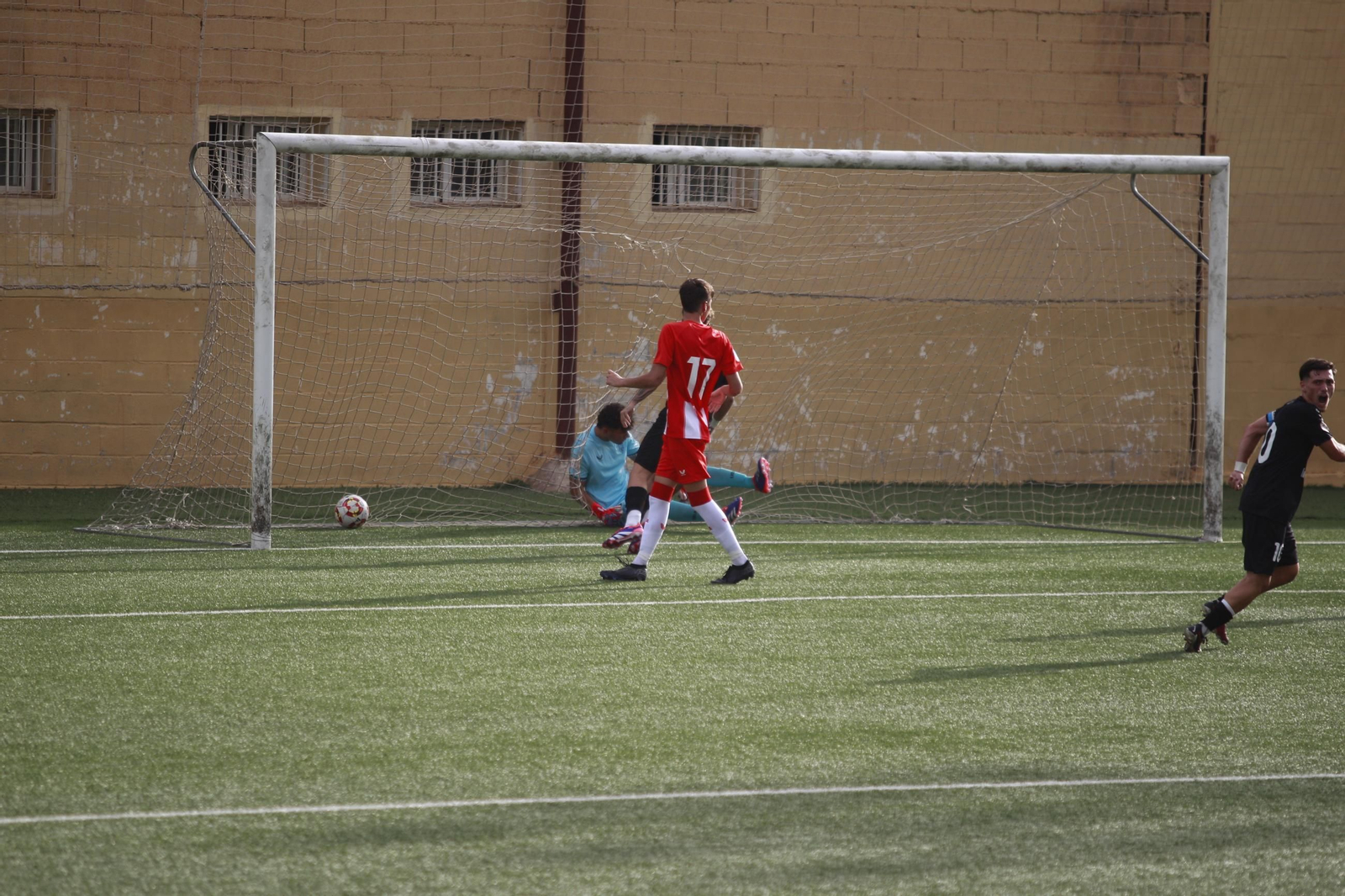El balón se cuela en el fondo de las mallas en el primer gol de los malagueños en su encuentro frente a los rojiblancos.