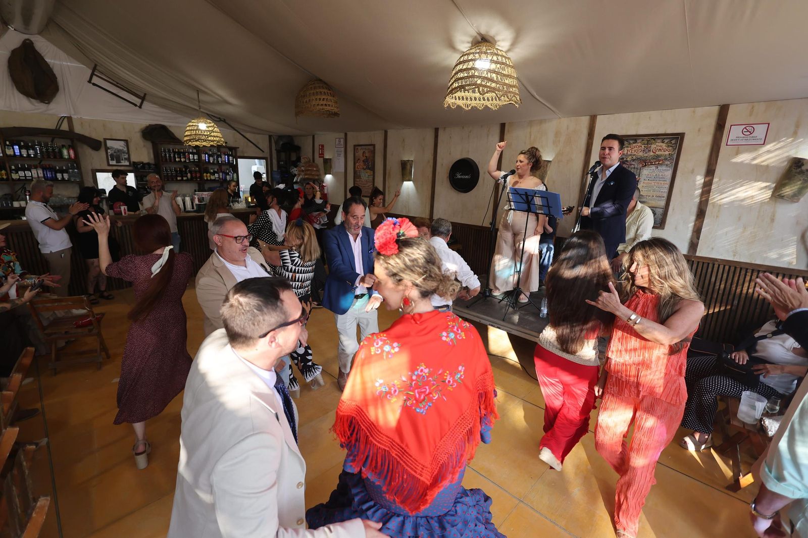Un grupo, actuando en una caseta de la Feria.