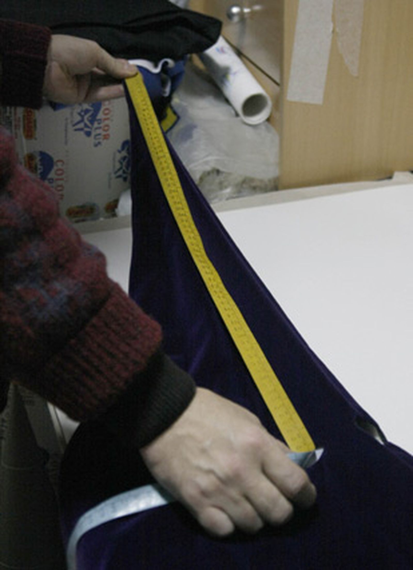 Tras la formación del cono y su posterior costura, este es recubierto con la tela elegida. 

Foto: Fco. Lorca